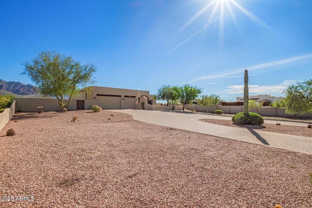 Photo of 945 N Mountain View Road, Apache Junction, AZ 85119 (MLS # 6946051)