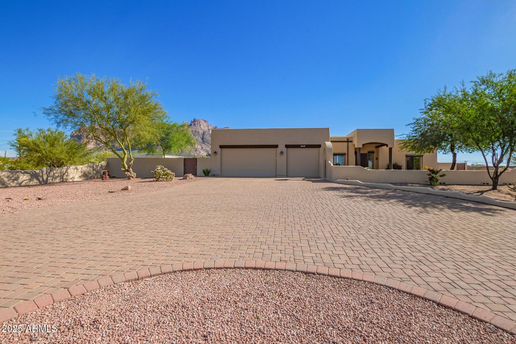 Photo of 945 N Mountain View Road, Apache Junction, AZ 85119 (MLS # 6946051)