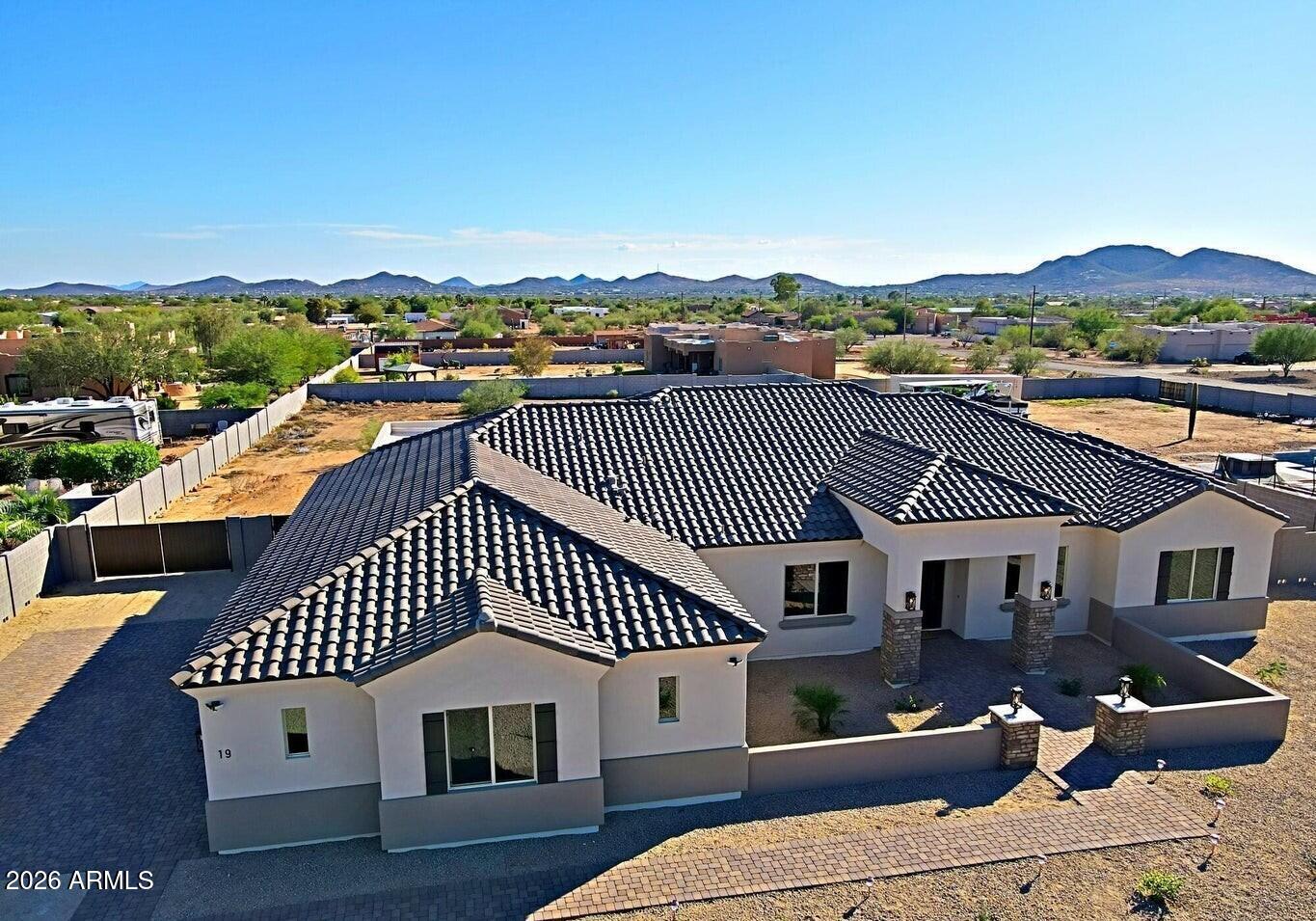 19 E DESERT HILLS Drive