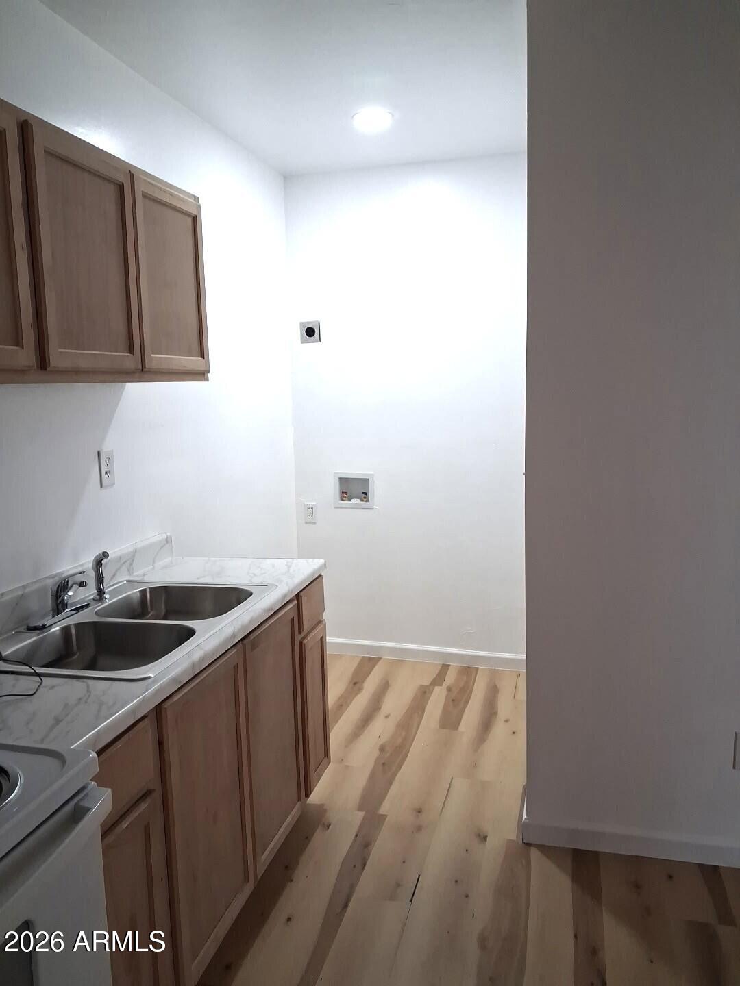 633 E 9TH Street
