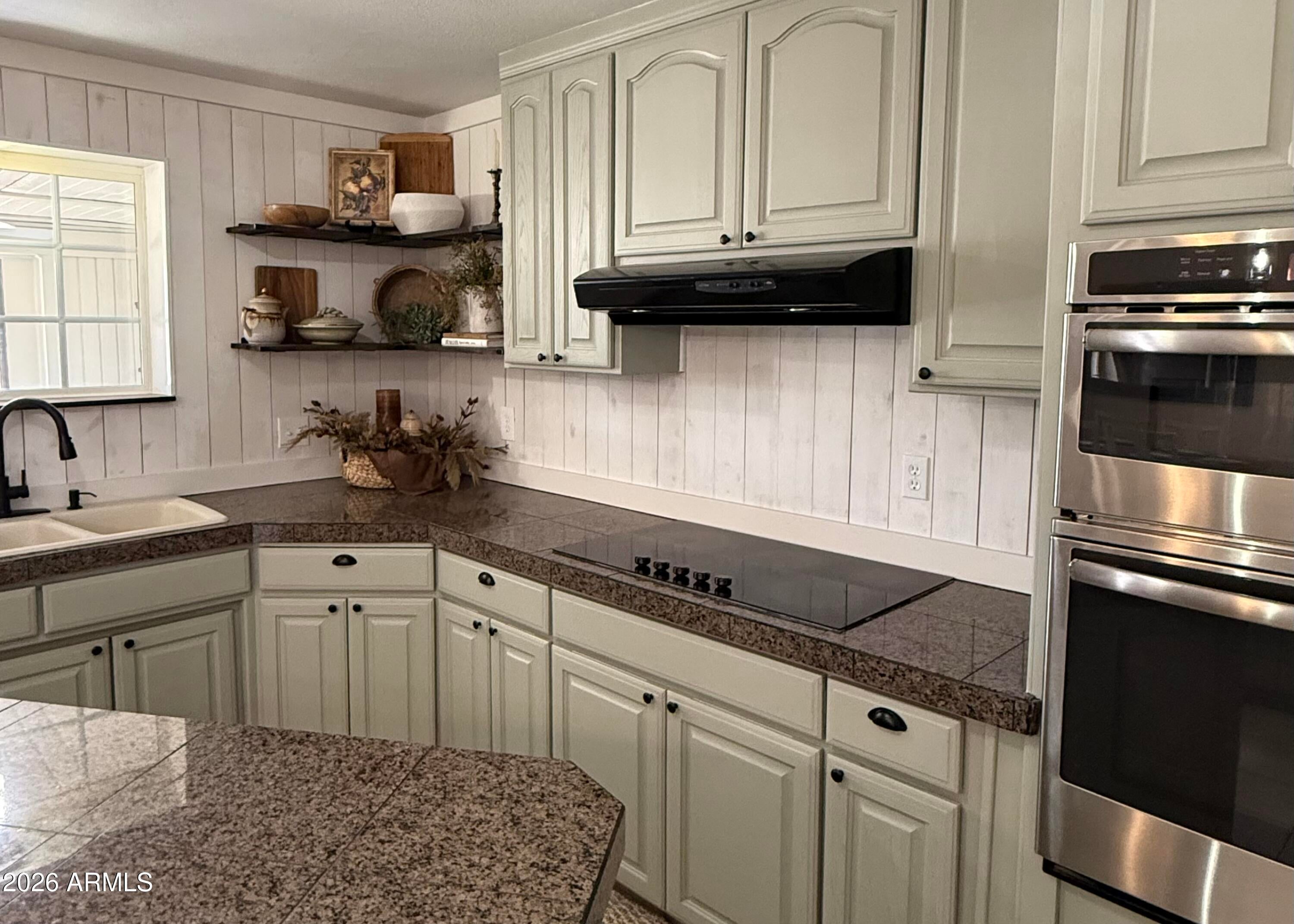 228 W CALLE TUBERIA --