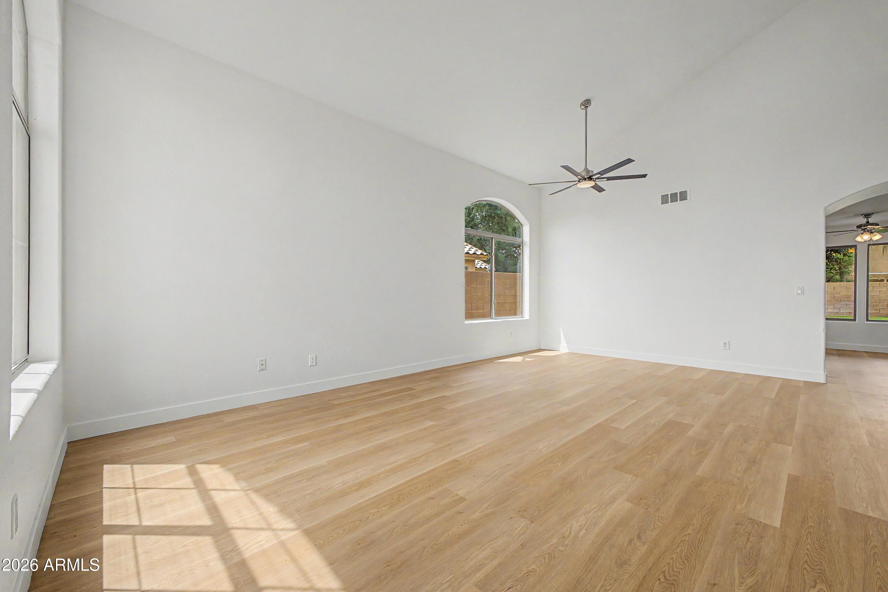 1752 E TREMAINE Avenue