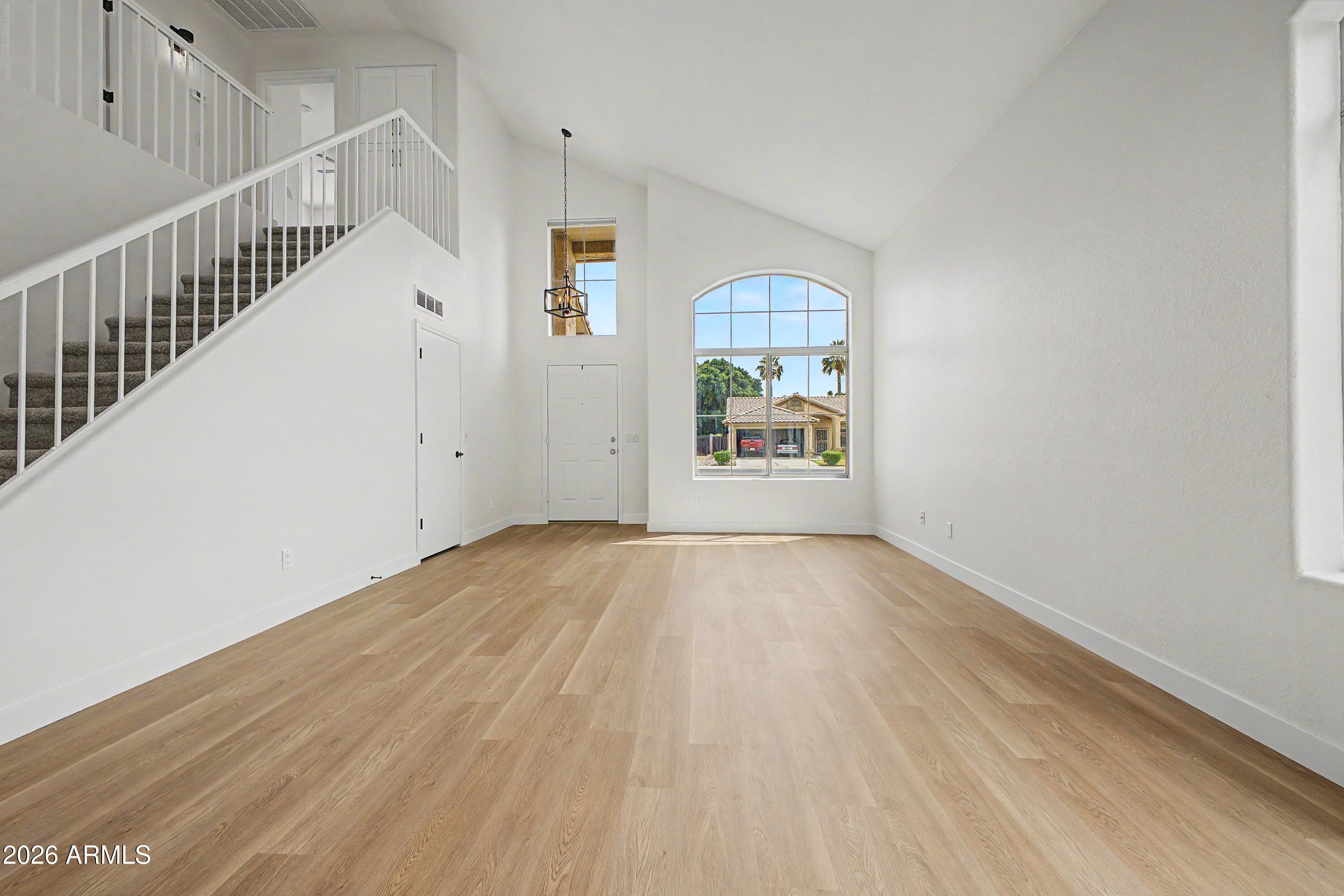 1752 E TREMAINE Avenue