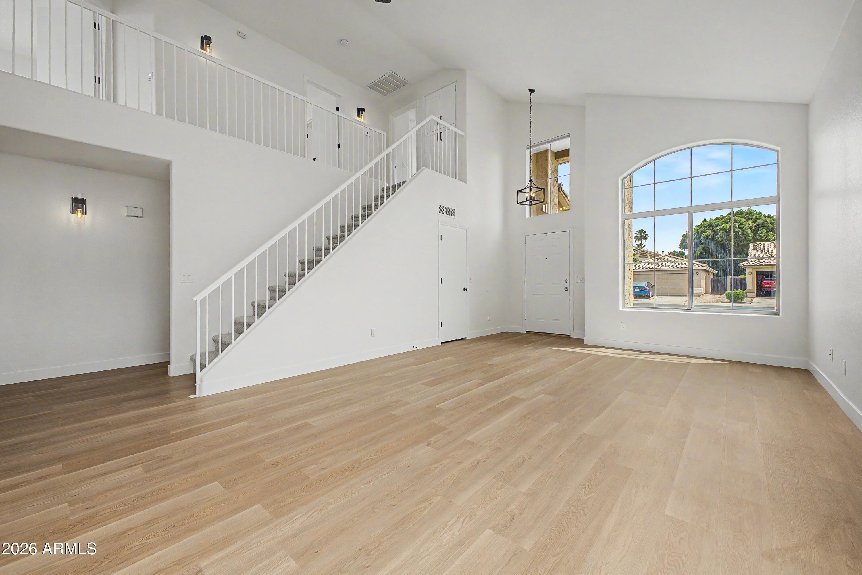 1752 E TREMAINE Avenue