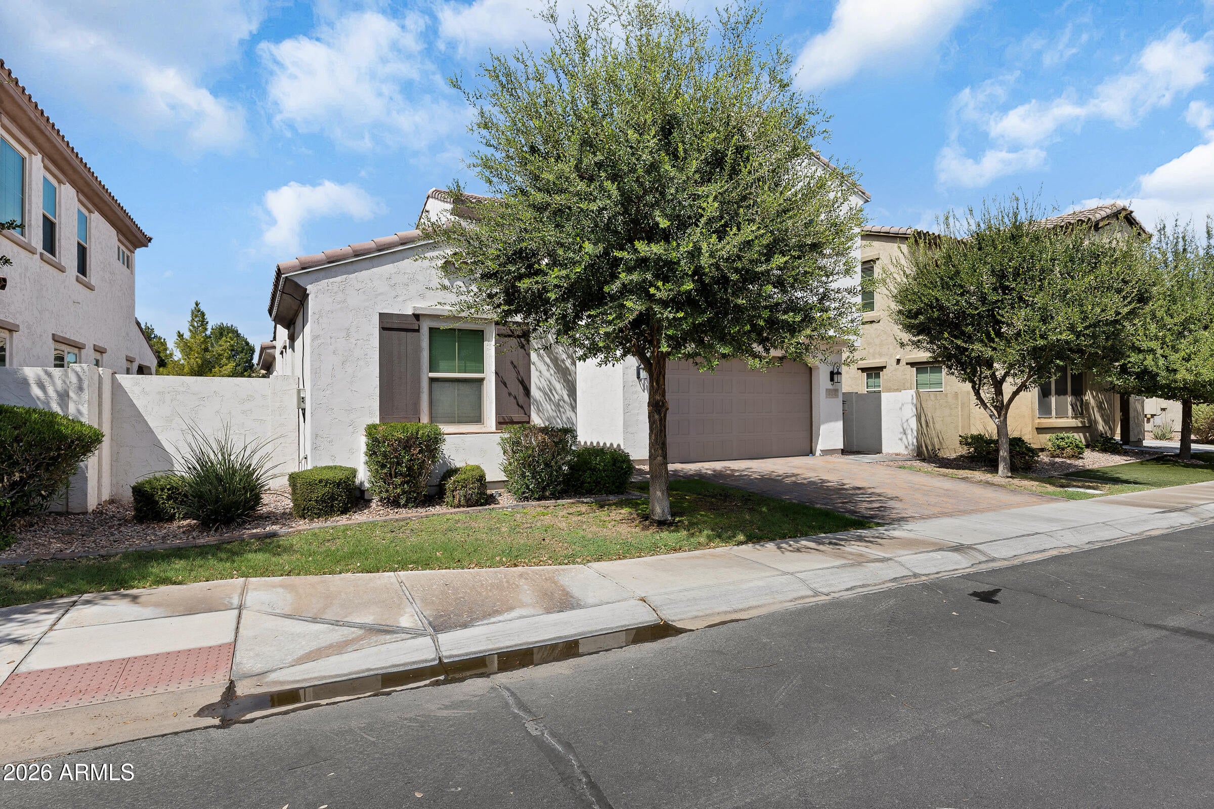 956 W YELLOWSTONE Way