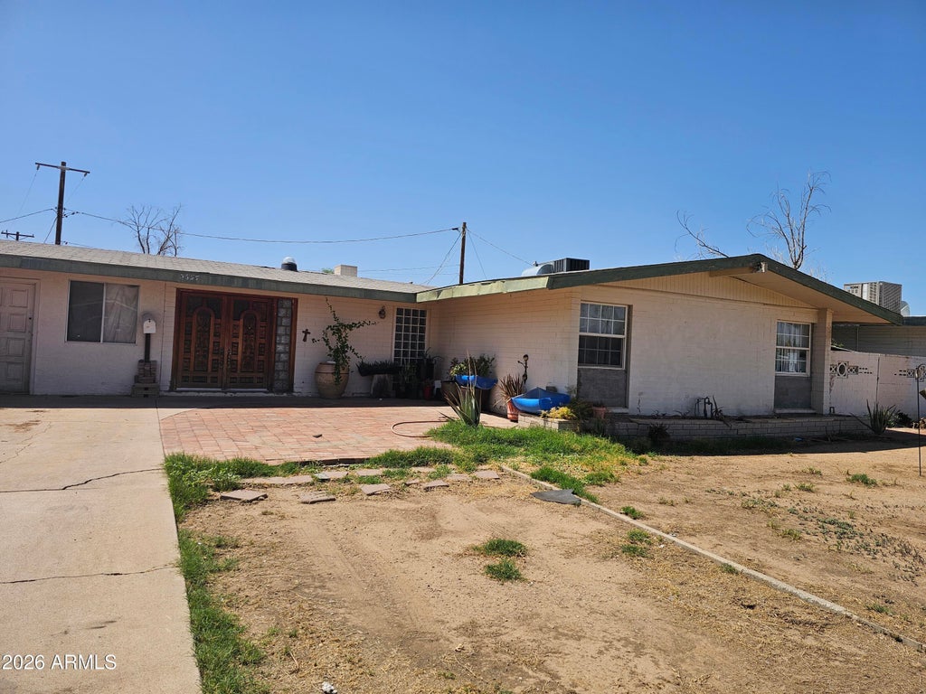 Photo of 5637 W Heatherbrae Drive, Phoenix, AZ 85031 (MLS # 7073844)