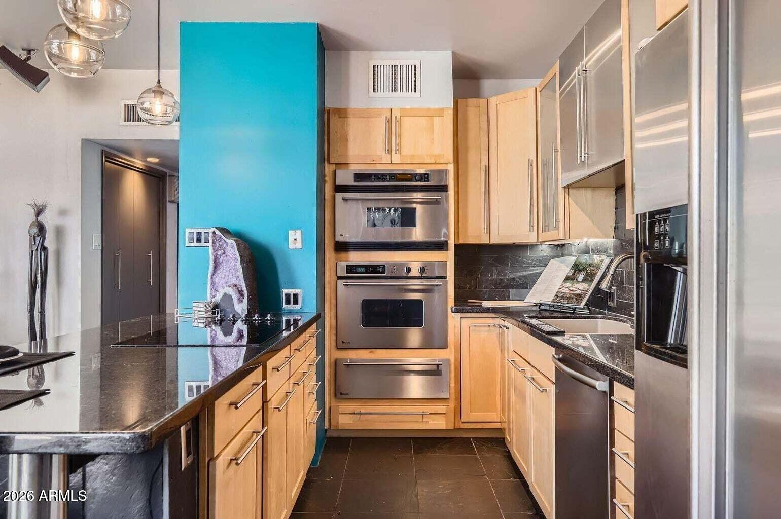 207 W CLARENDON Avenue G18