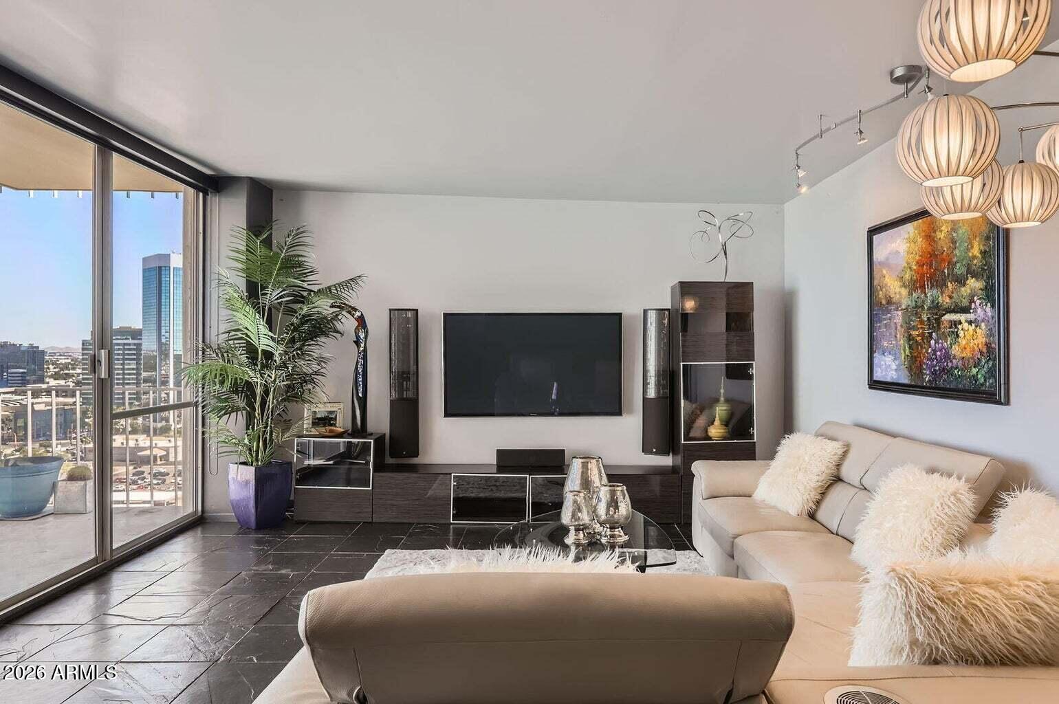207 W CLARENDON Avenue G18