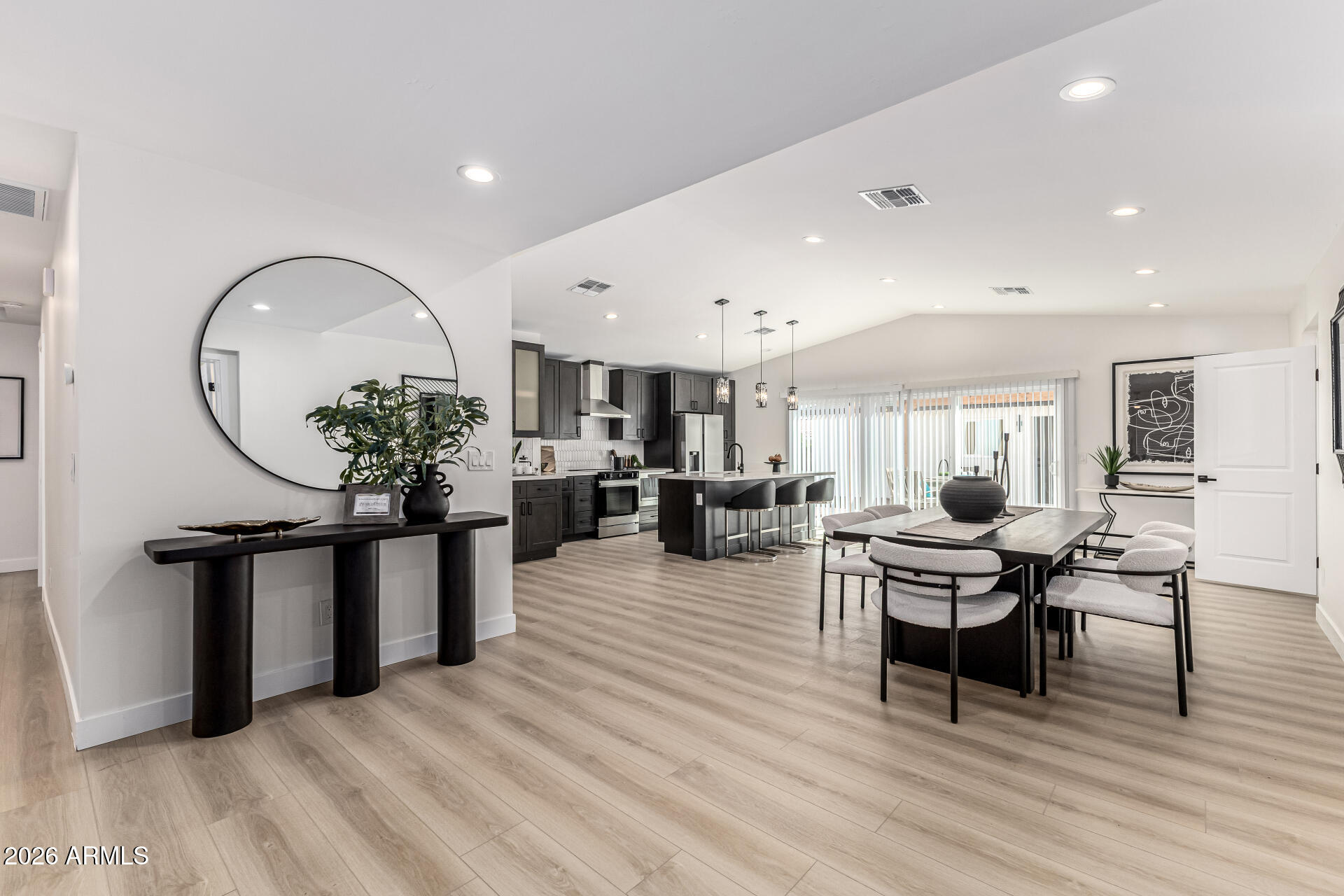 2507 E DEVONSHIRE Avenue