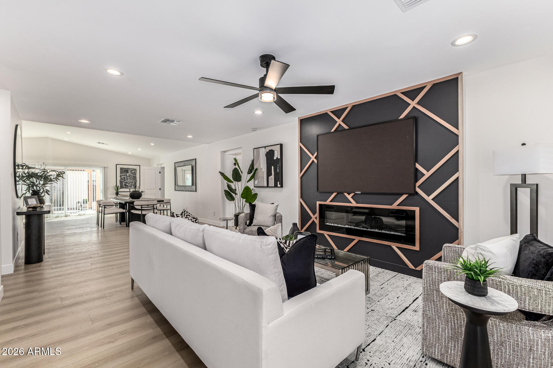 2507 E DEVONSHIRE Avenue