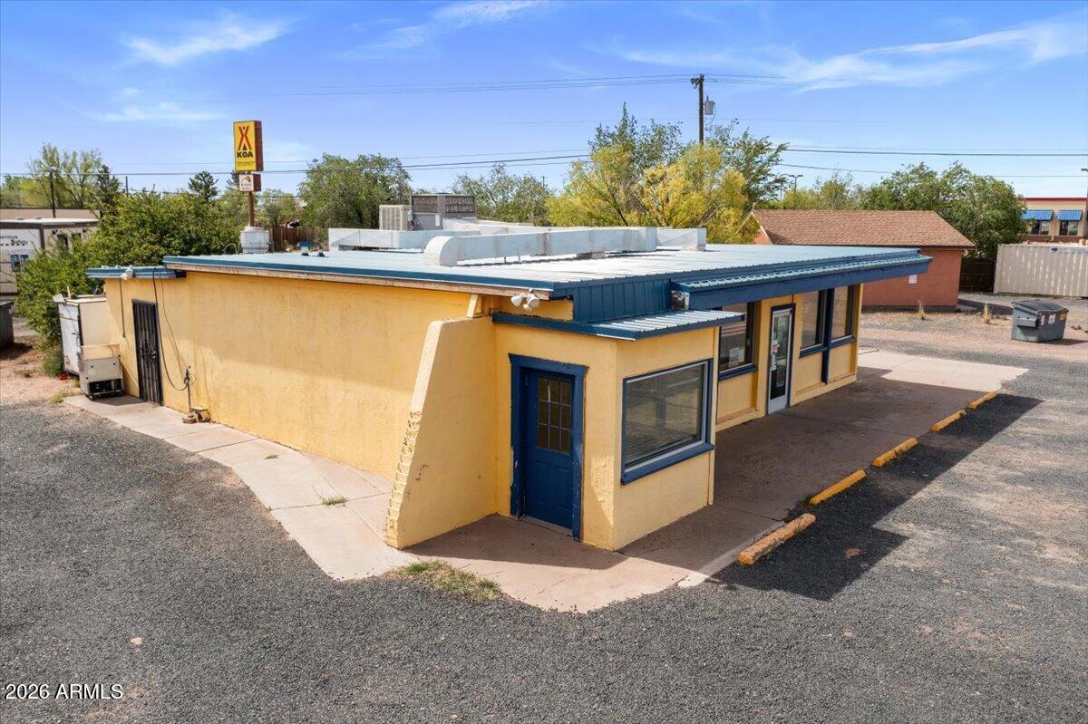 2102 NAVAJO Boulevard