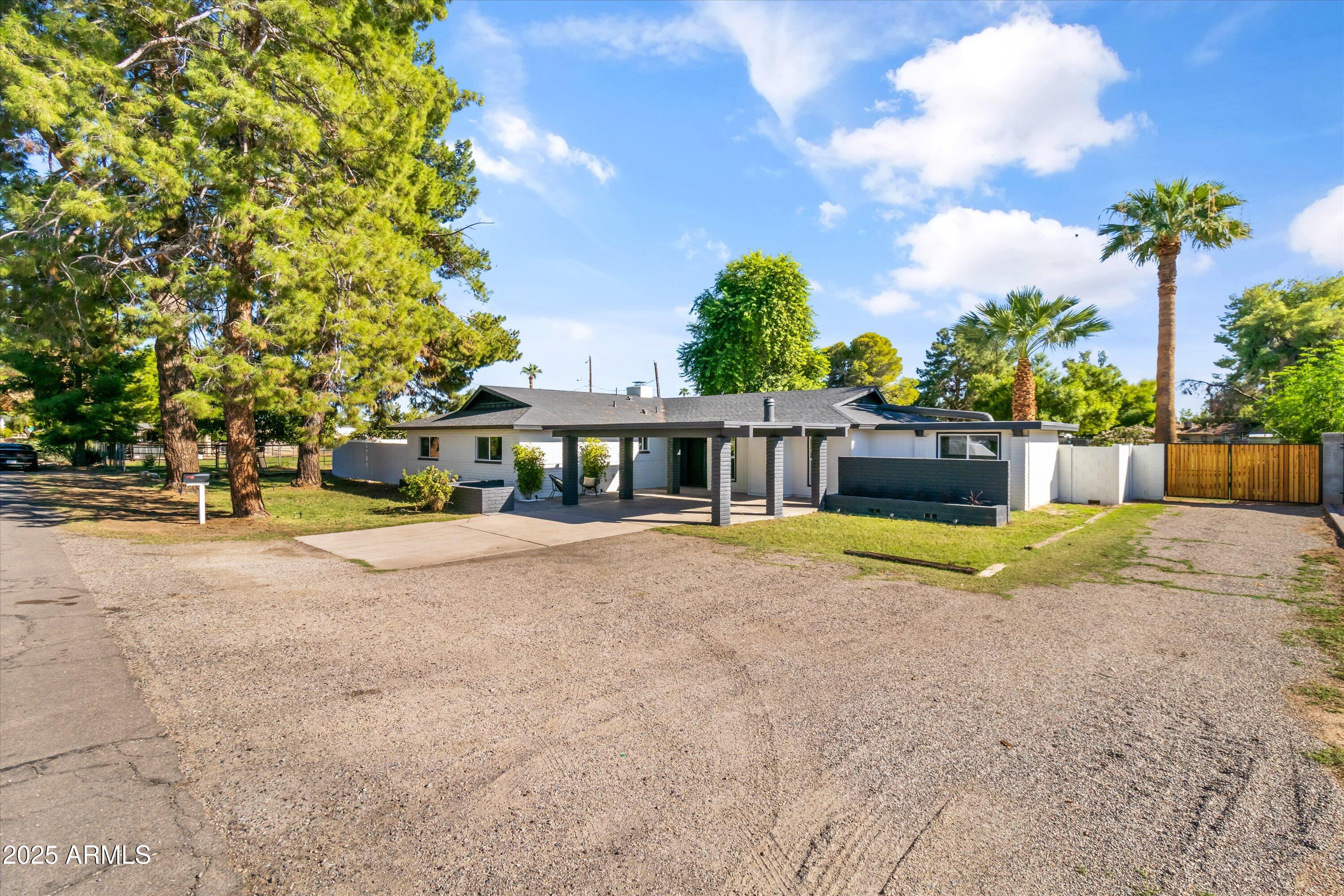 2029 W SHAWNEE Drive