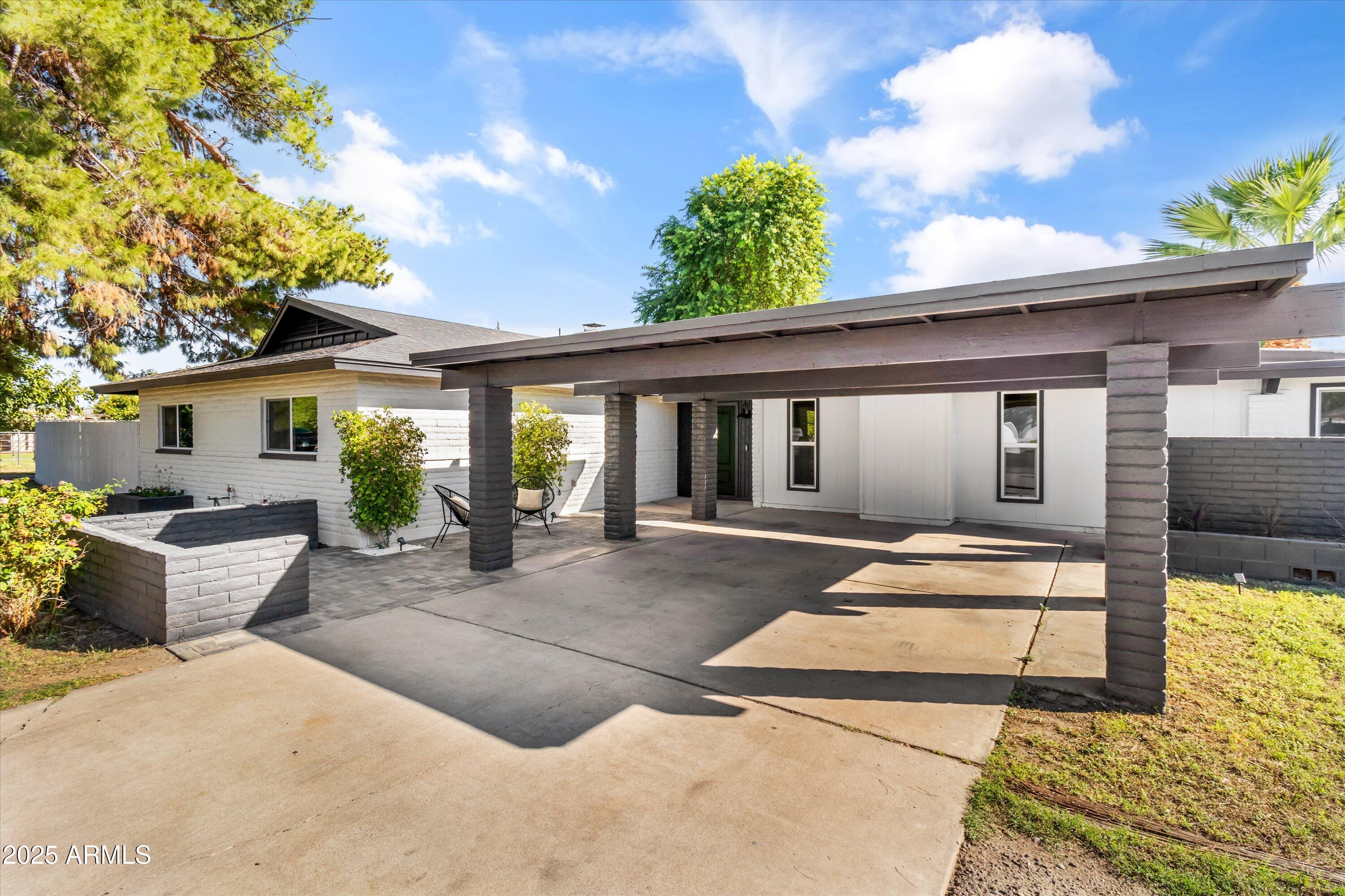 2029 W SHAWNEE Drive
