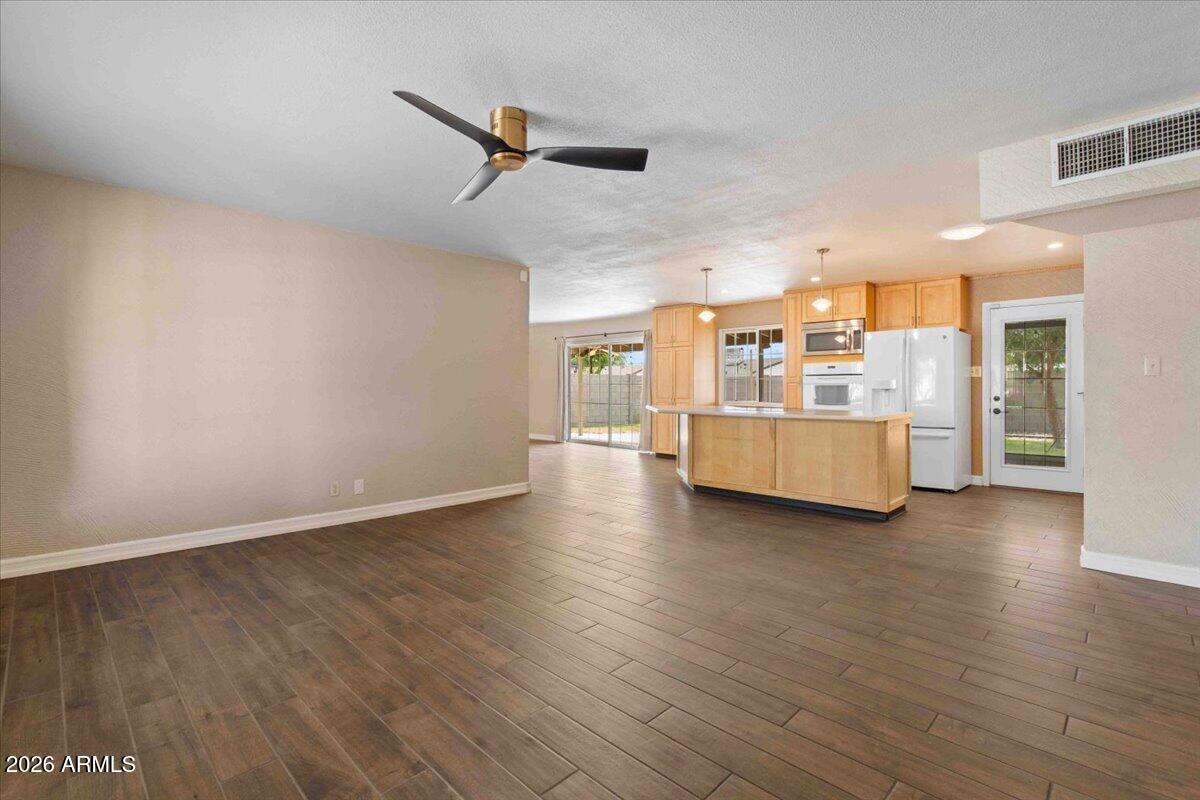 6807 E DIAMOND Street