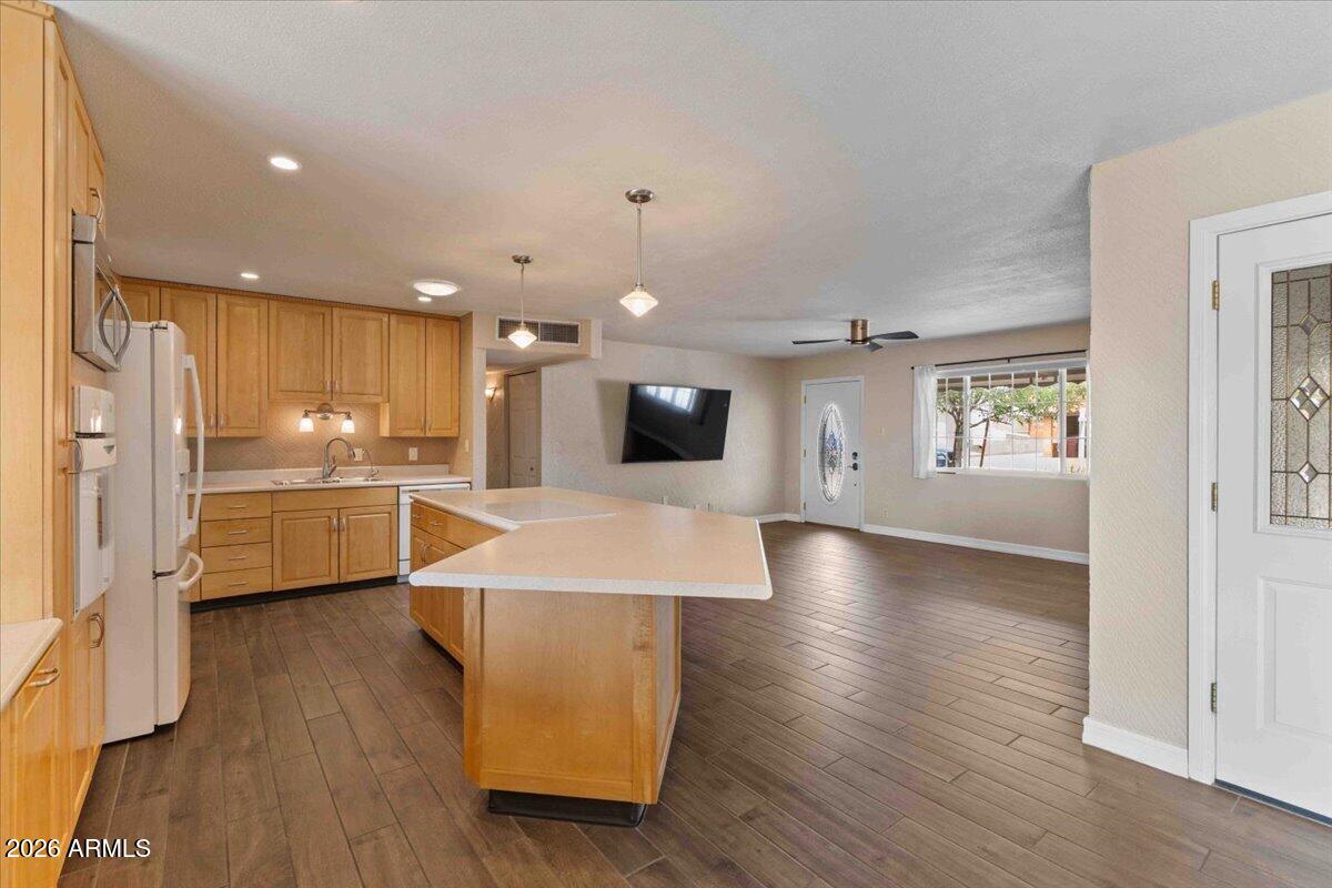 6807 E DIAMOND Street