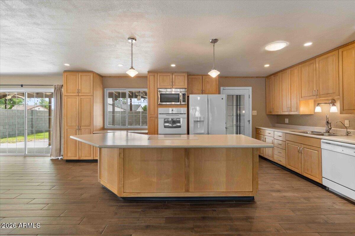 6807 E DIAMOND Street