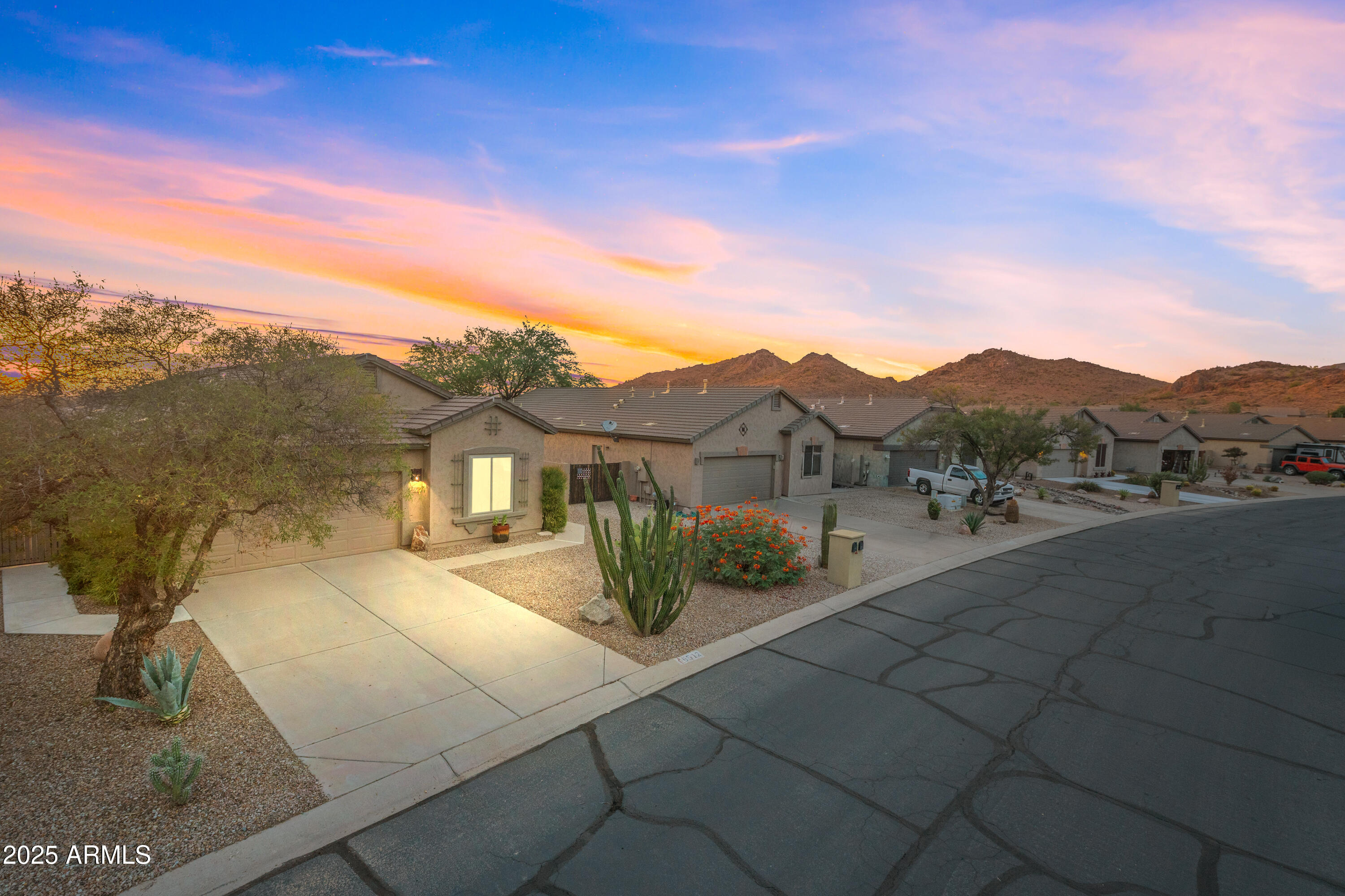 6512 E HACIENDA LA NORIA Lane