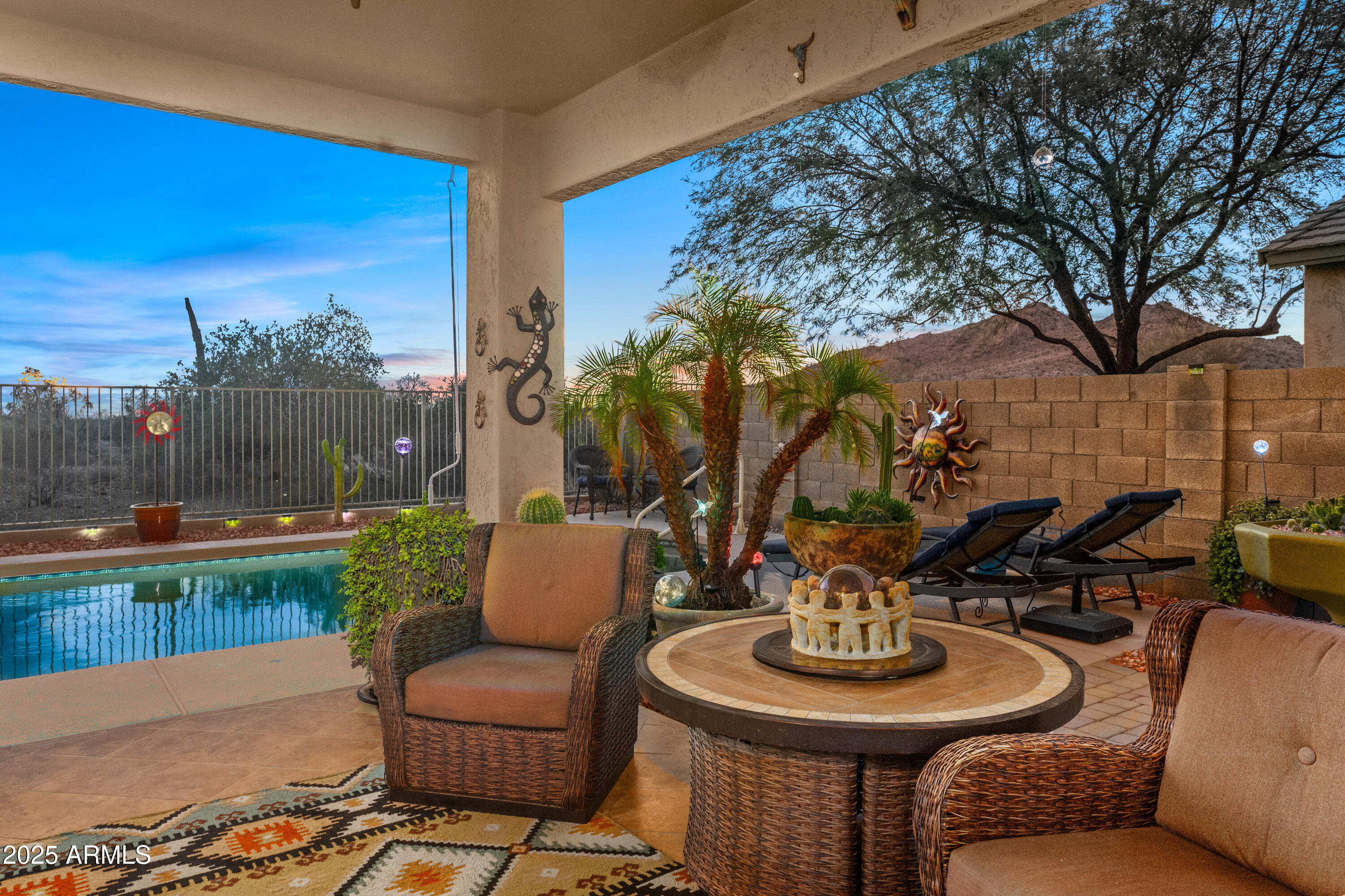 6512 E HACIENDA LA NORIA Lane