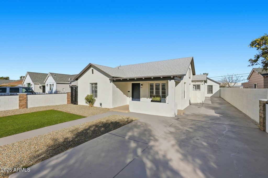 Photo of 1430 E Diamond Street, Phoenix, AZ 85006 (MLS # 6952289)