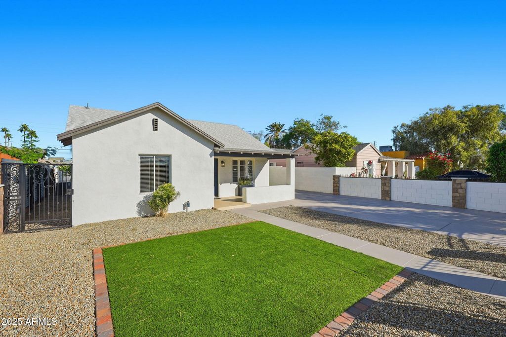 Photo of 1430 E Diamond Street, Phoenix, AZ 85006 (MLS # 6952289)