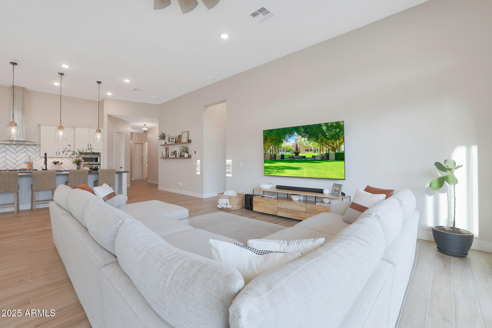 21143 W MINNEZONA Avenue