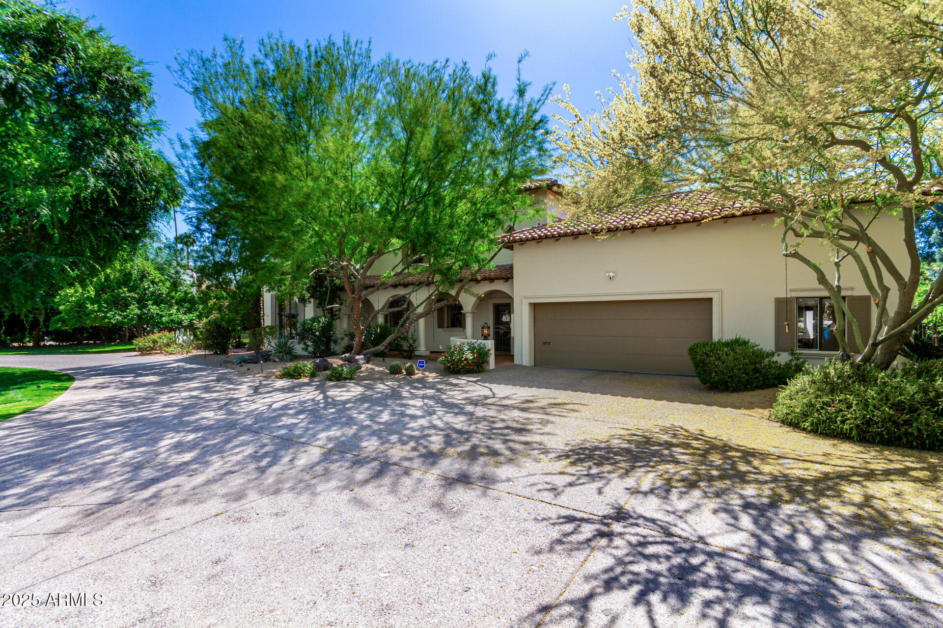 3006 N MANOR Drive W