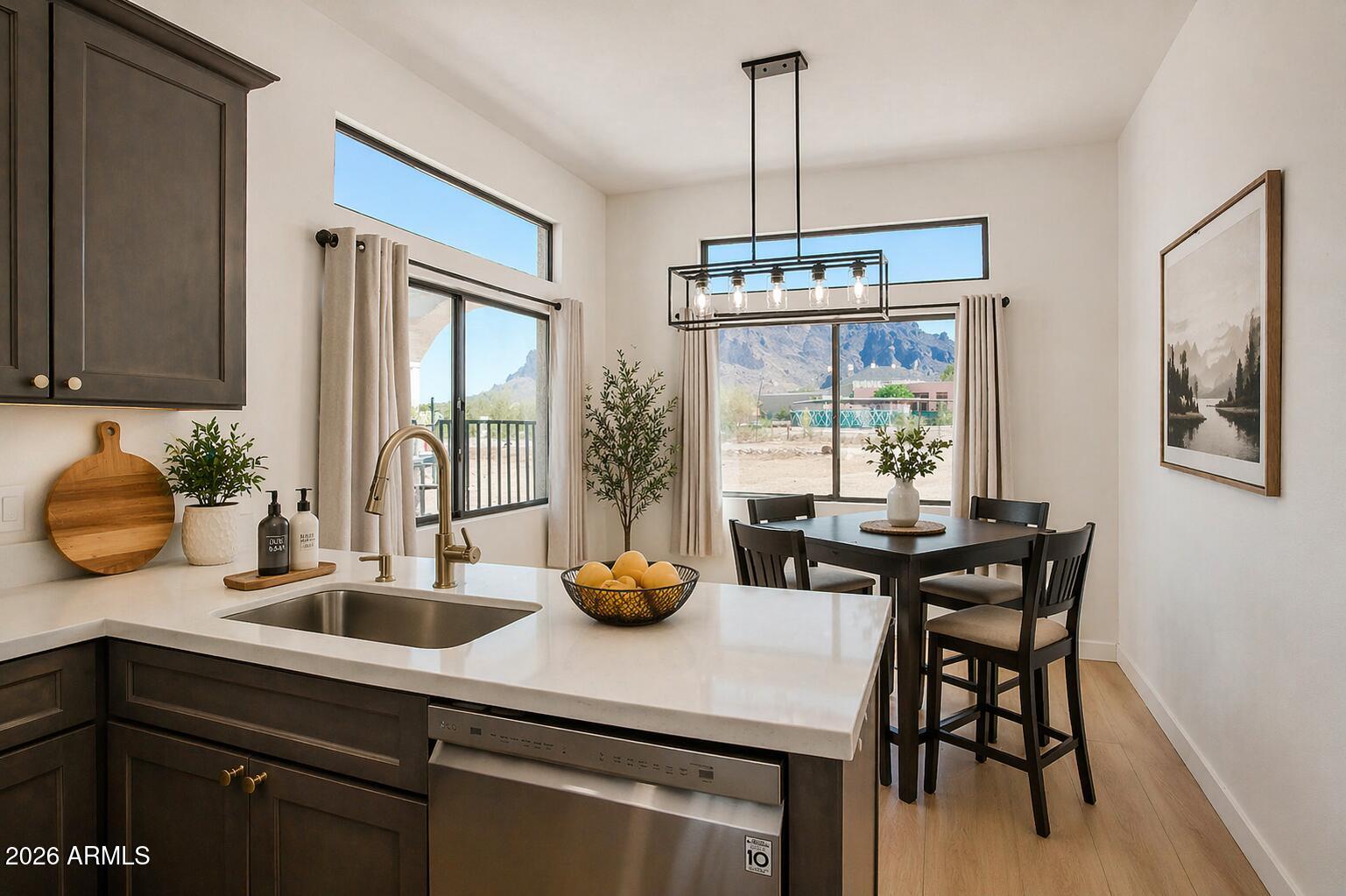 310 N MOUNTAIN VIEW Road