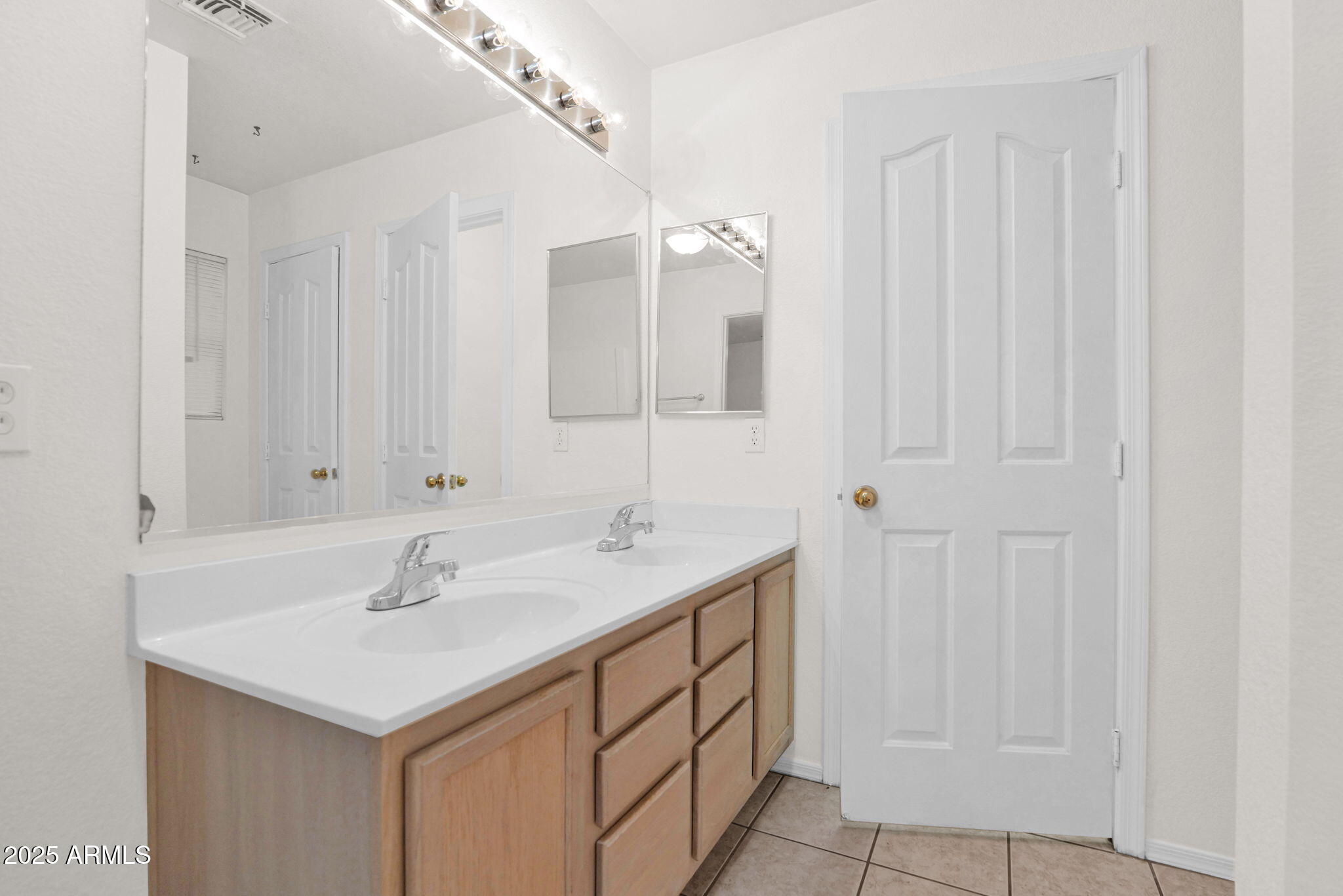 8842 E PORTOBELLO Avenue