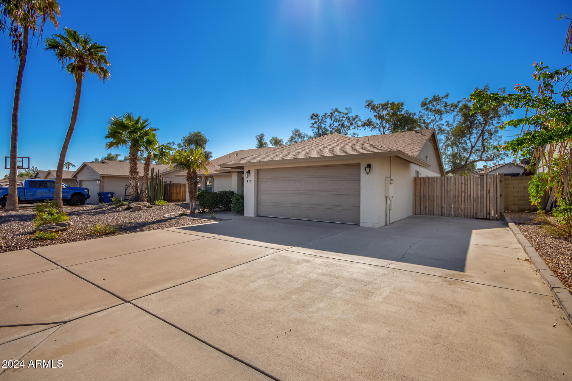 813 W DIAMOND Drive