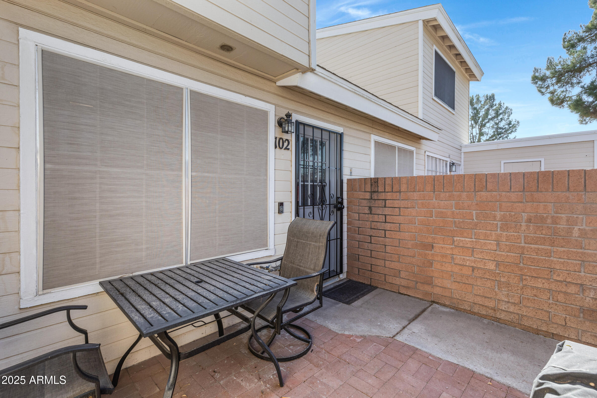625 S WESTWOOD -- 102
