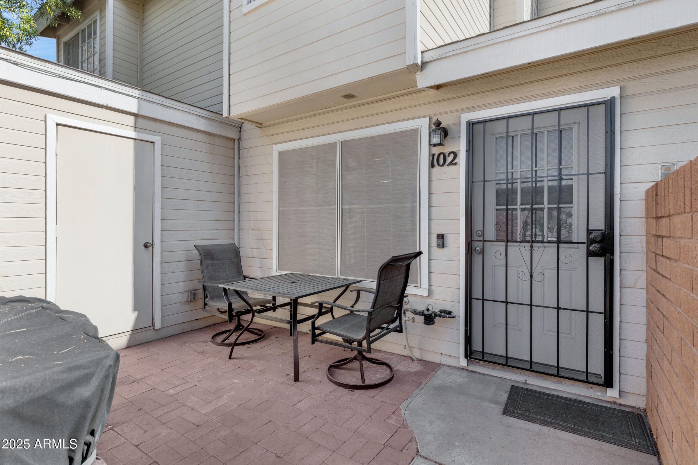 625 S WESTWOOD -- 102