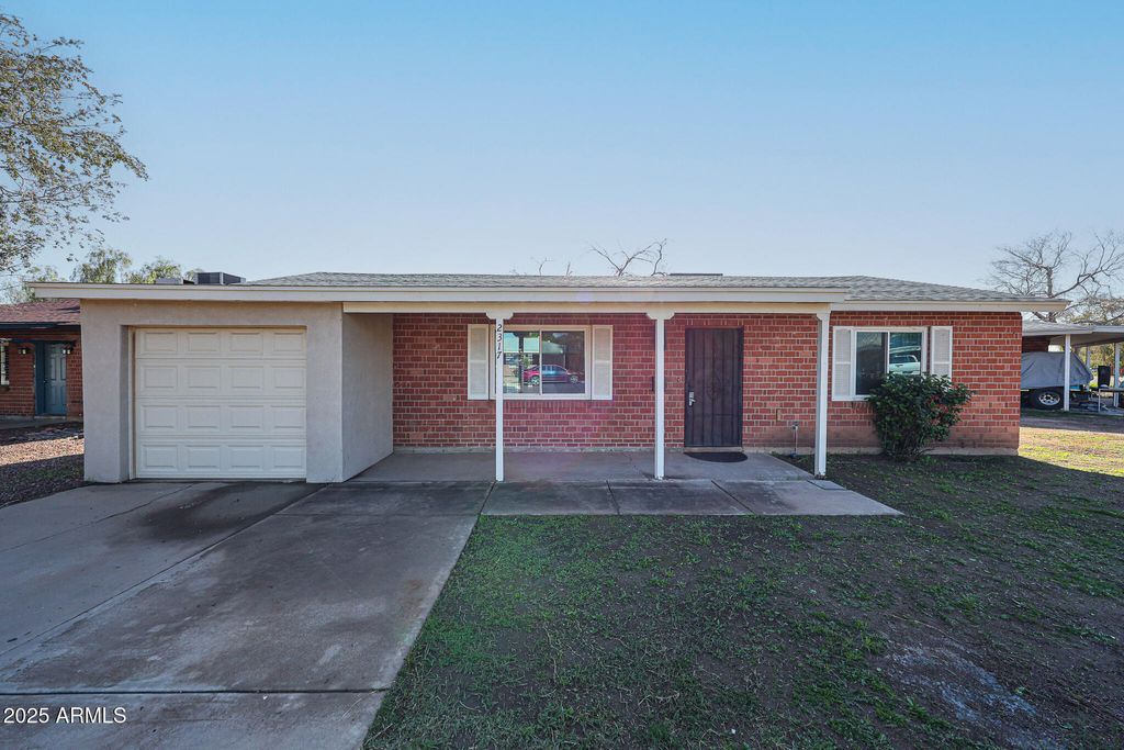 Photo of 2317 W Whitton Avenue, Phoenix, AZ 85015 (MLS # 6952346)