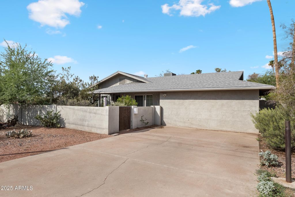 Photo of 2618 S Country Club Way, Tempe, AZ 85282 (MLS # 6922444)