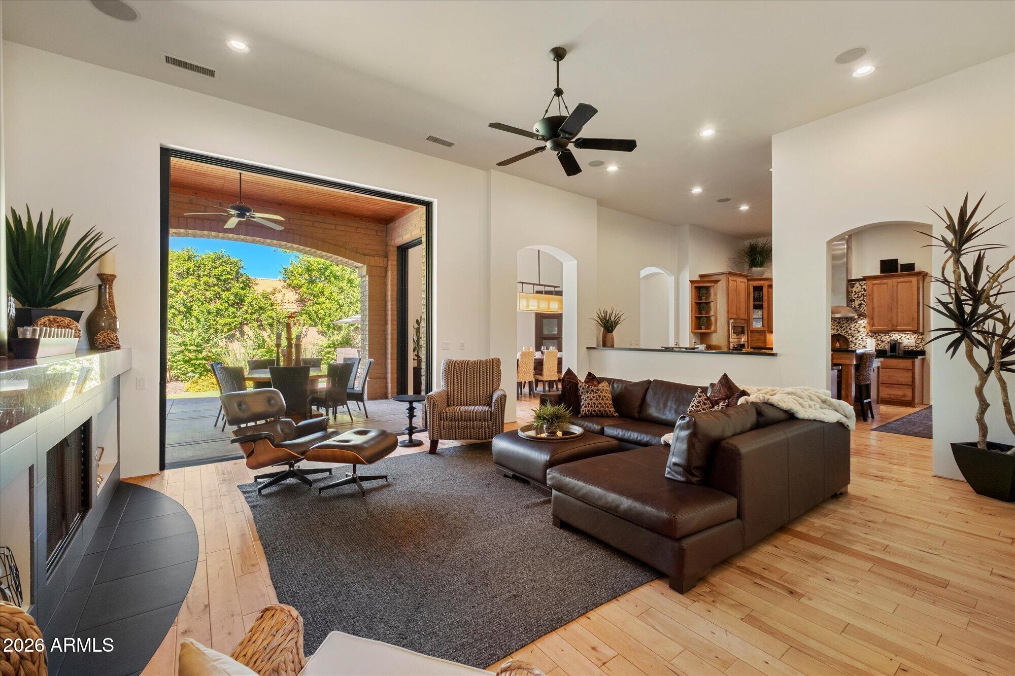 1702 E MYRNA Lane