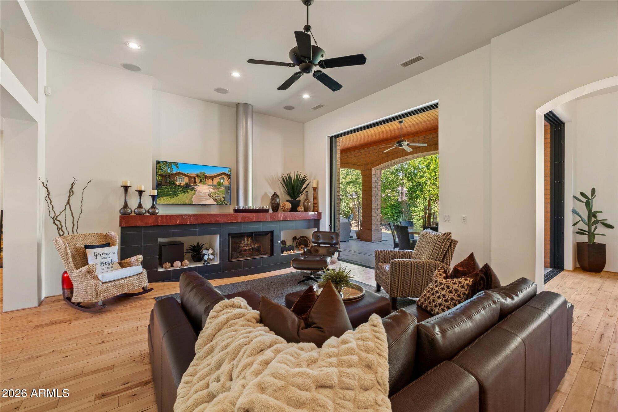 1702 E MYRNA Lane