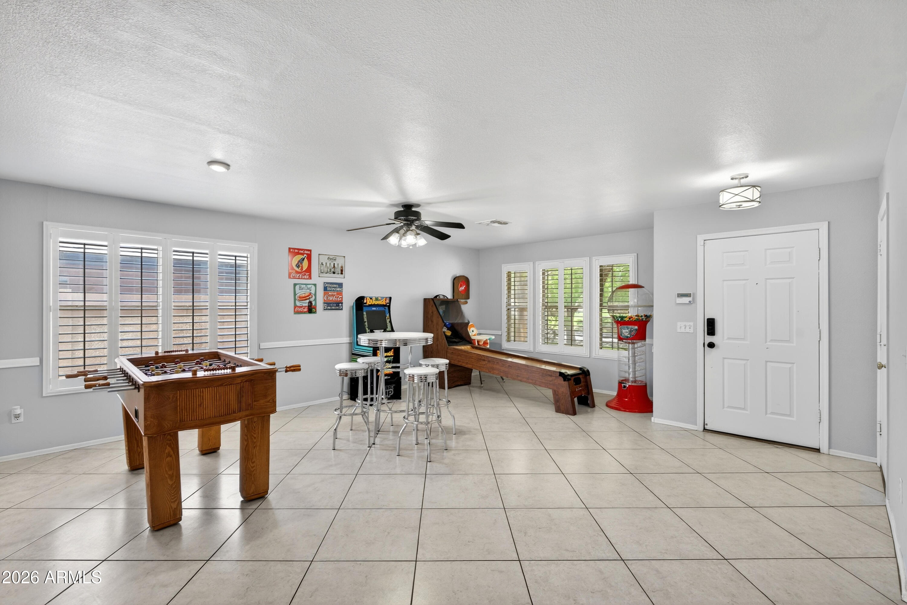 704 W LA PRYOR Lane