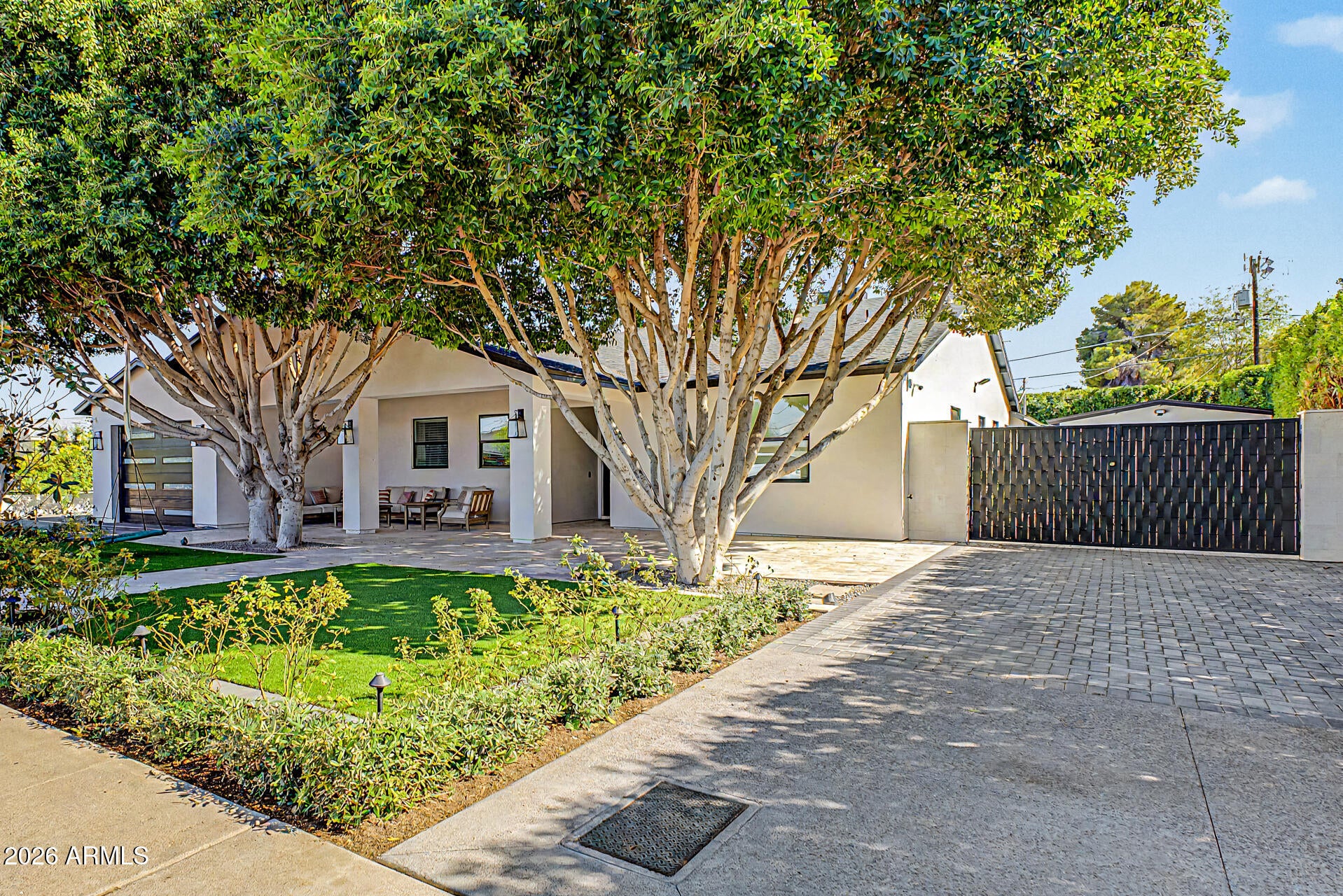 2225 E AMELIA Avenue
