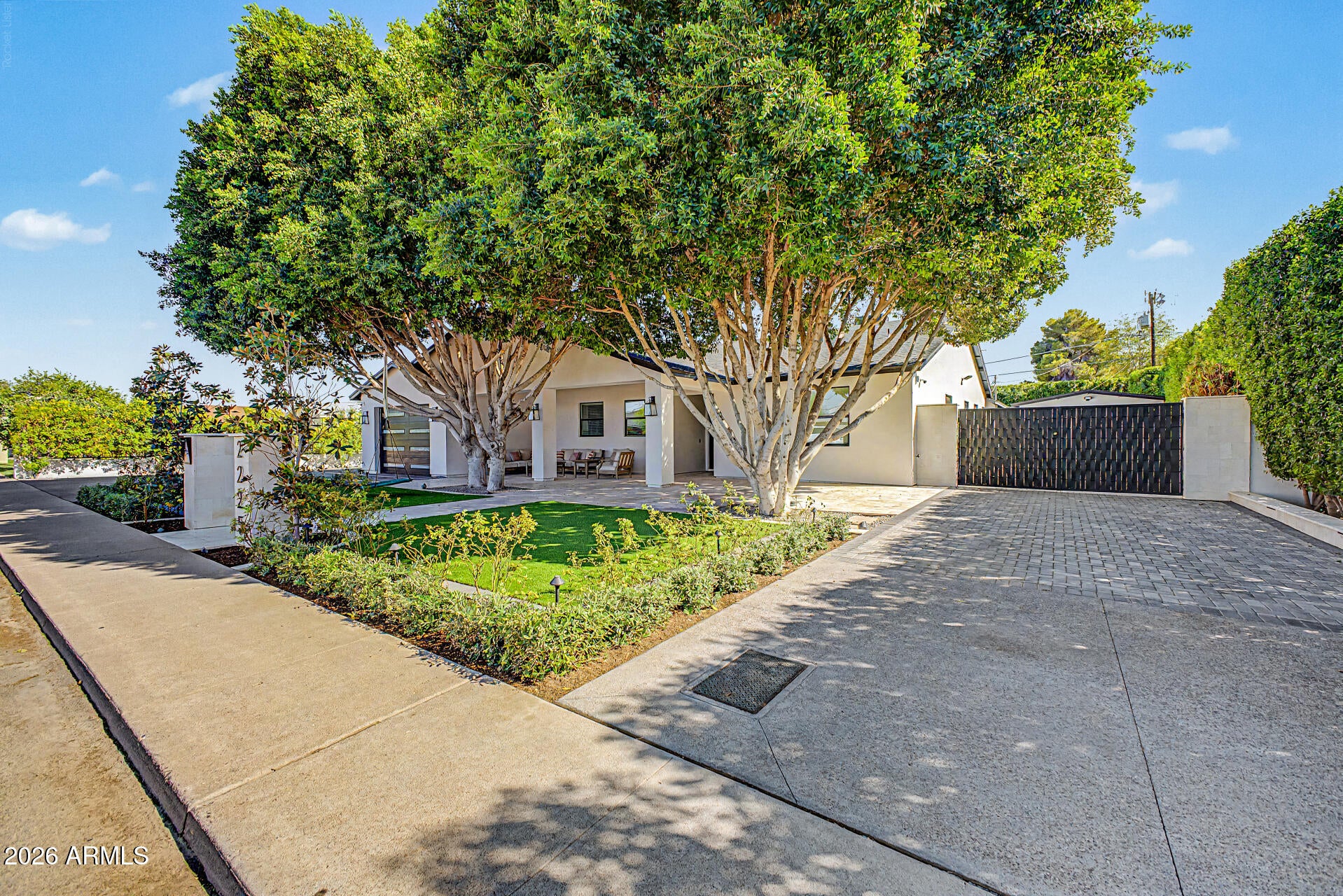 2225 E AMELIA Avenue