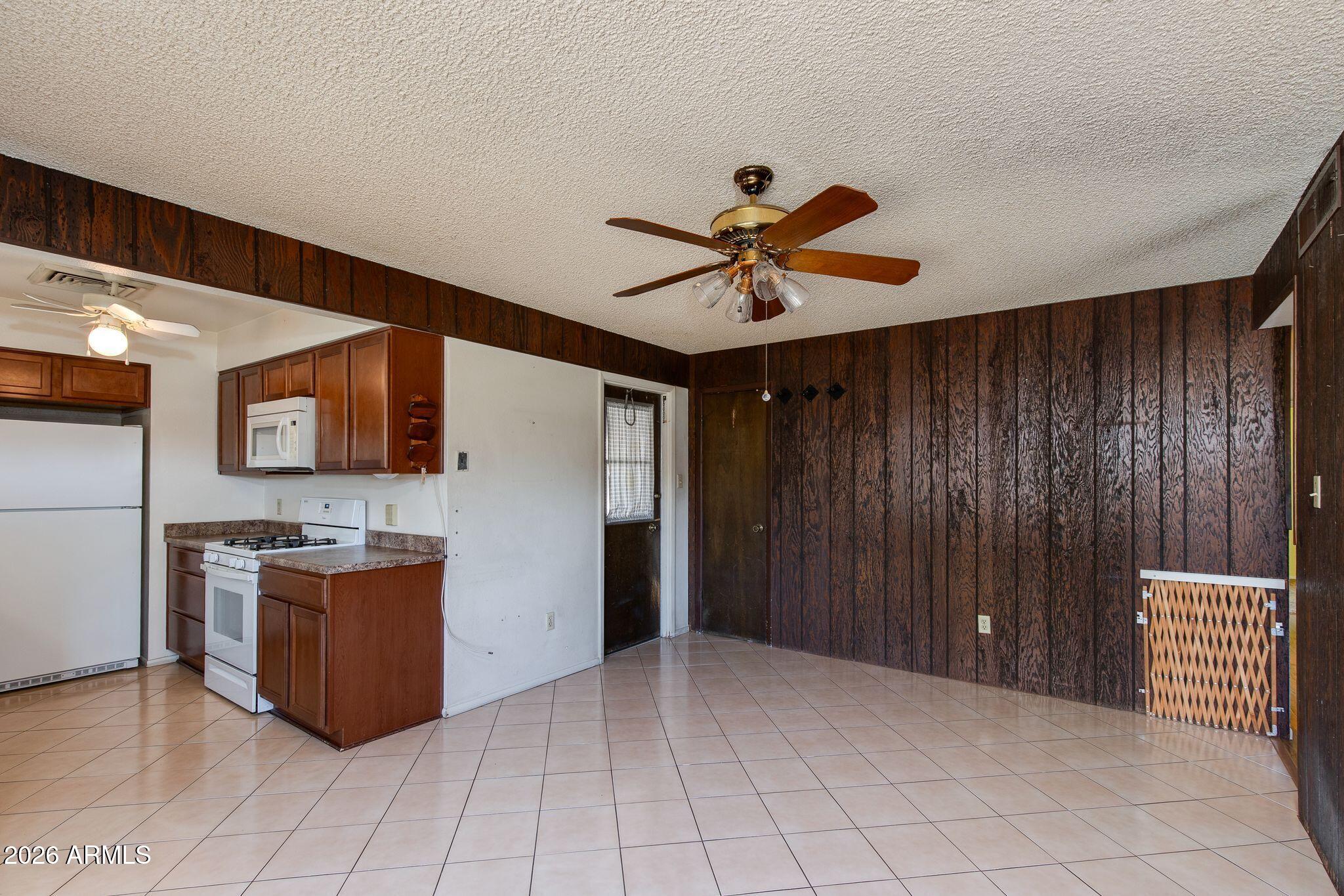 2902 W LAUREL Lane
