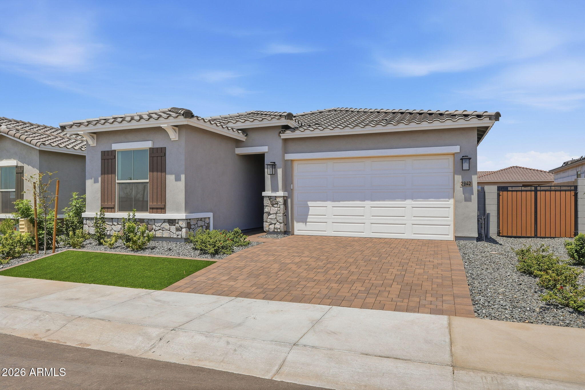 2942 E MANZANILA Avenue