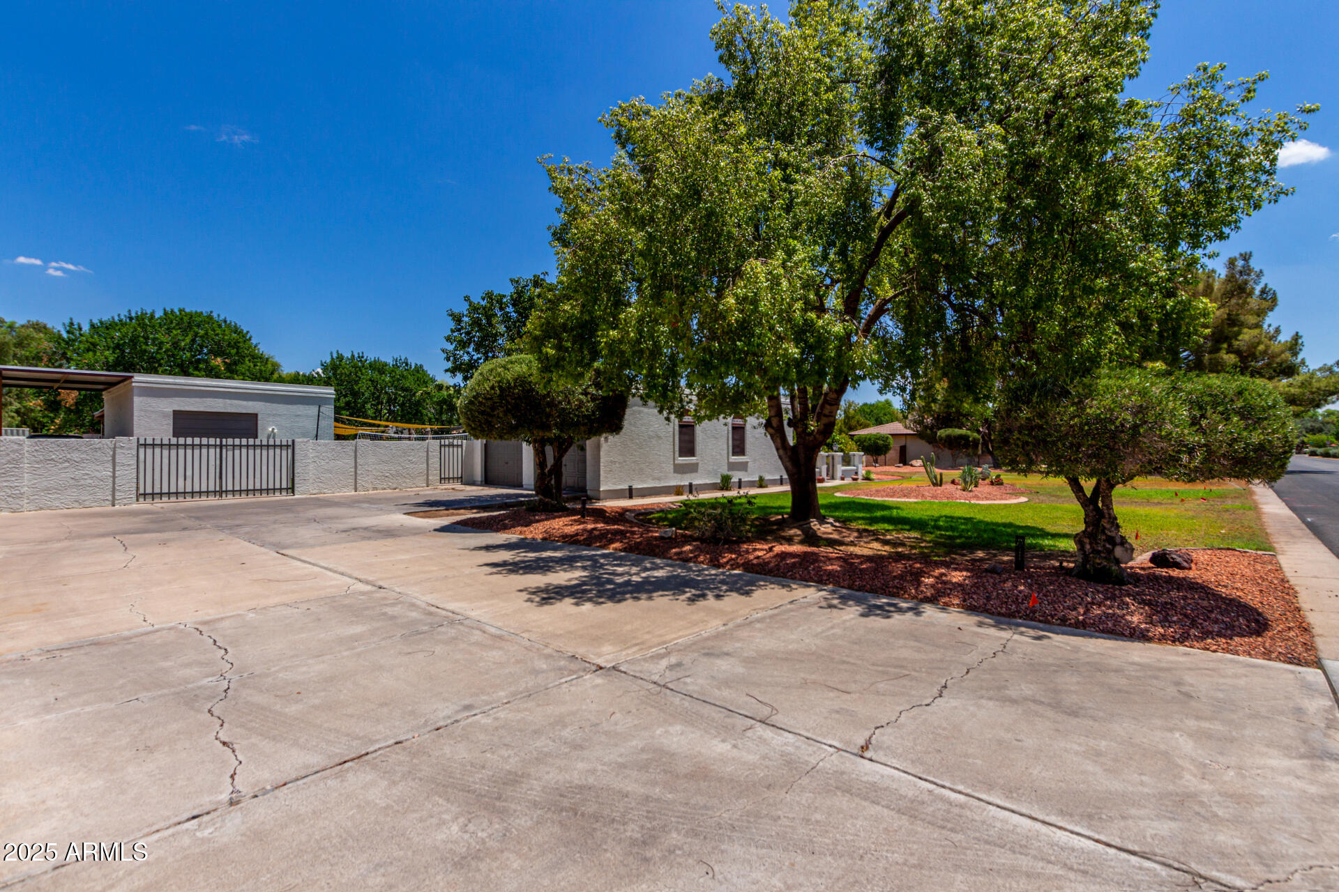 636 E MESQUITE Avenue