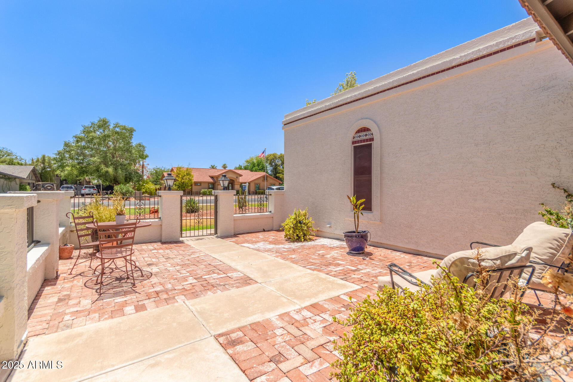 636 E MESQUITE Avenue