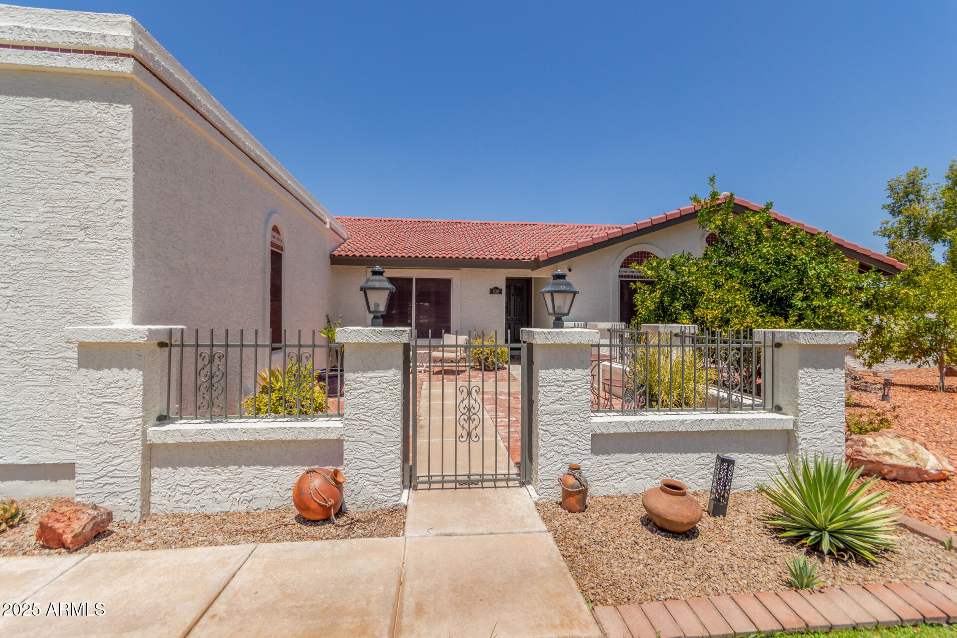 636 E MESQUITE Avenue