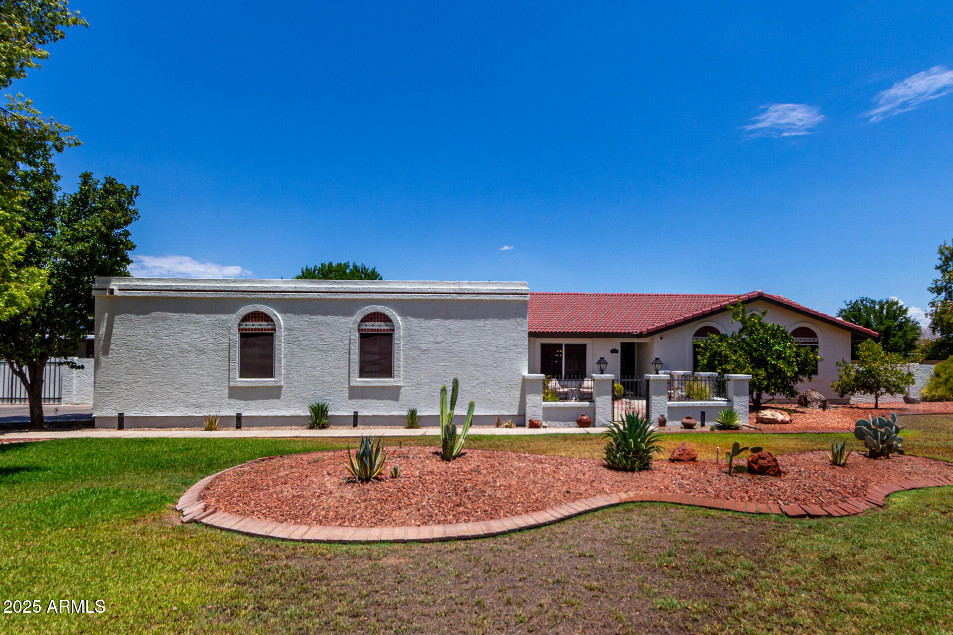 636 E MESQUITE Avenue