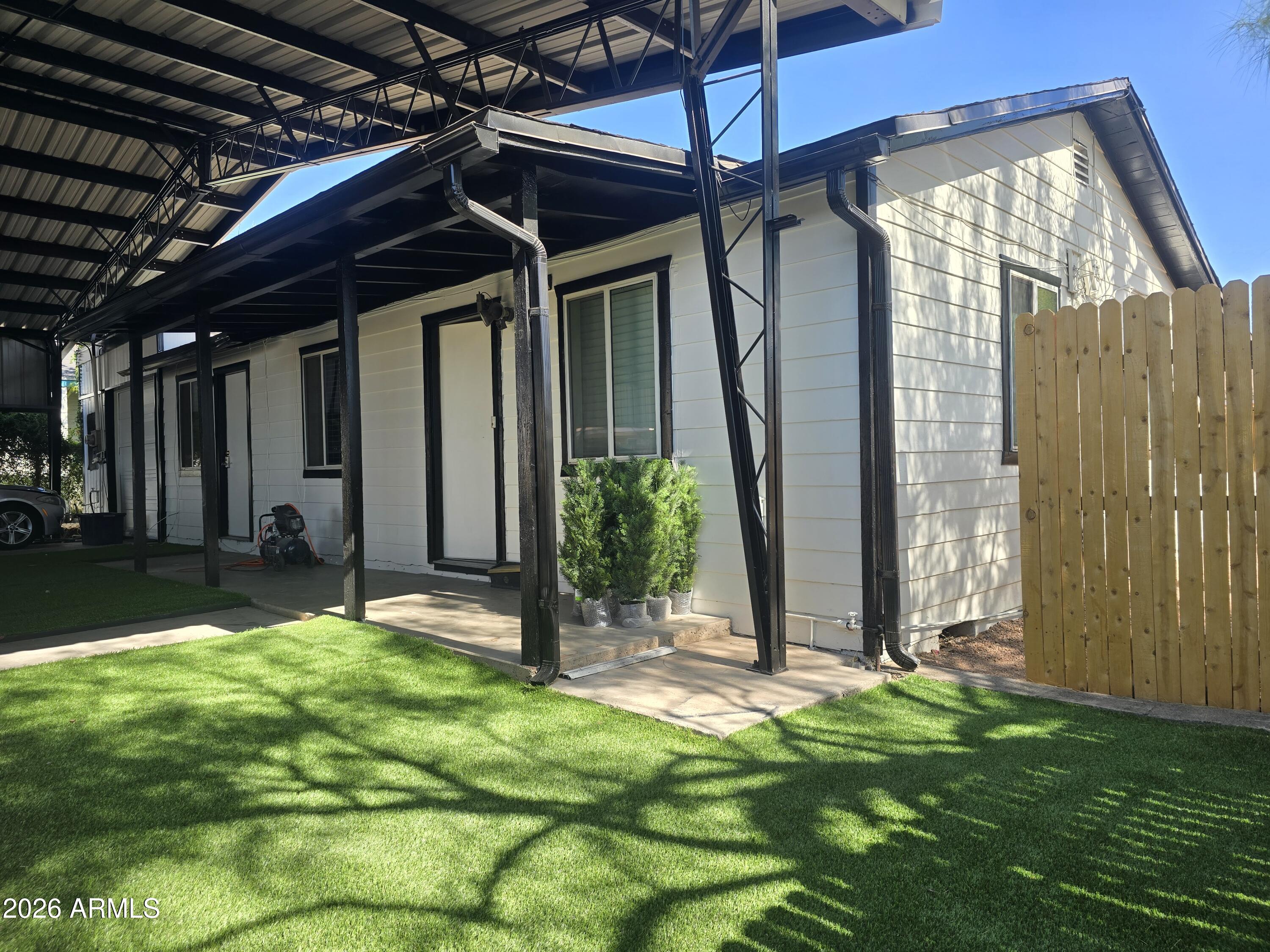 746 W COOLIDGE Street