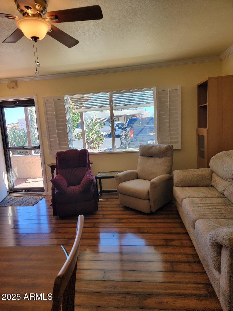 907 E LANCASTER Circle
