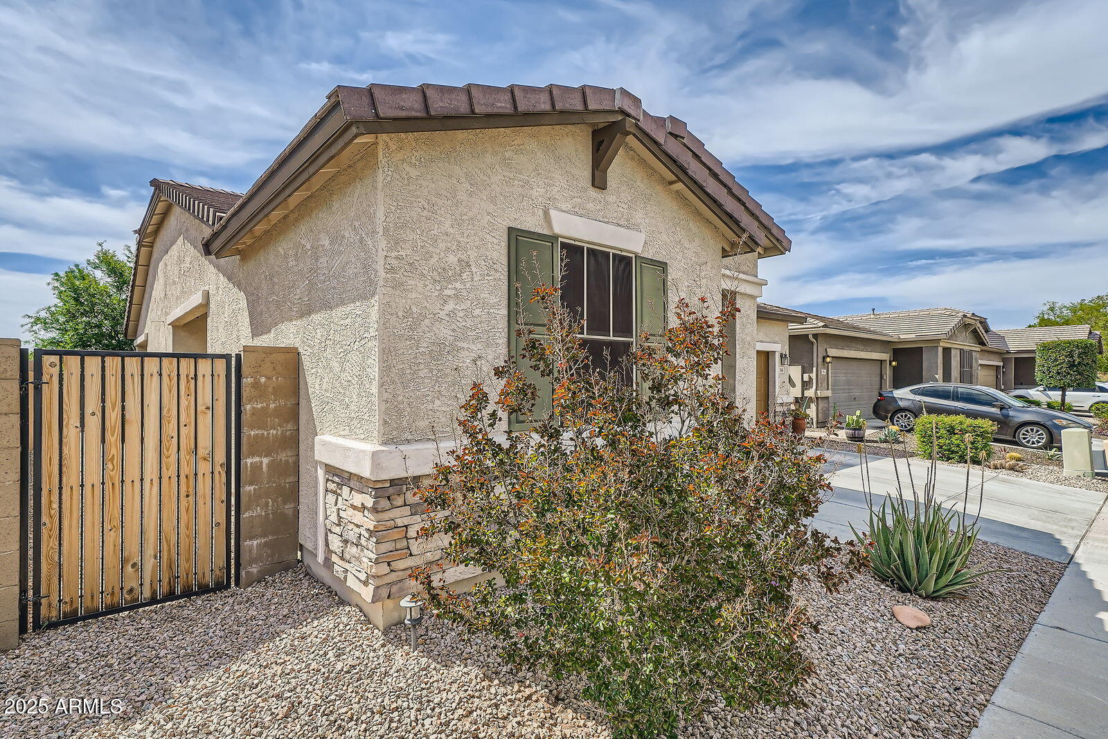 266 N PIEDRA Way