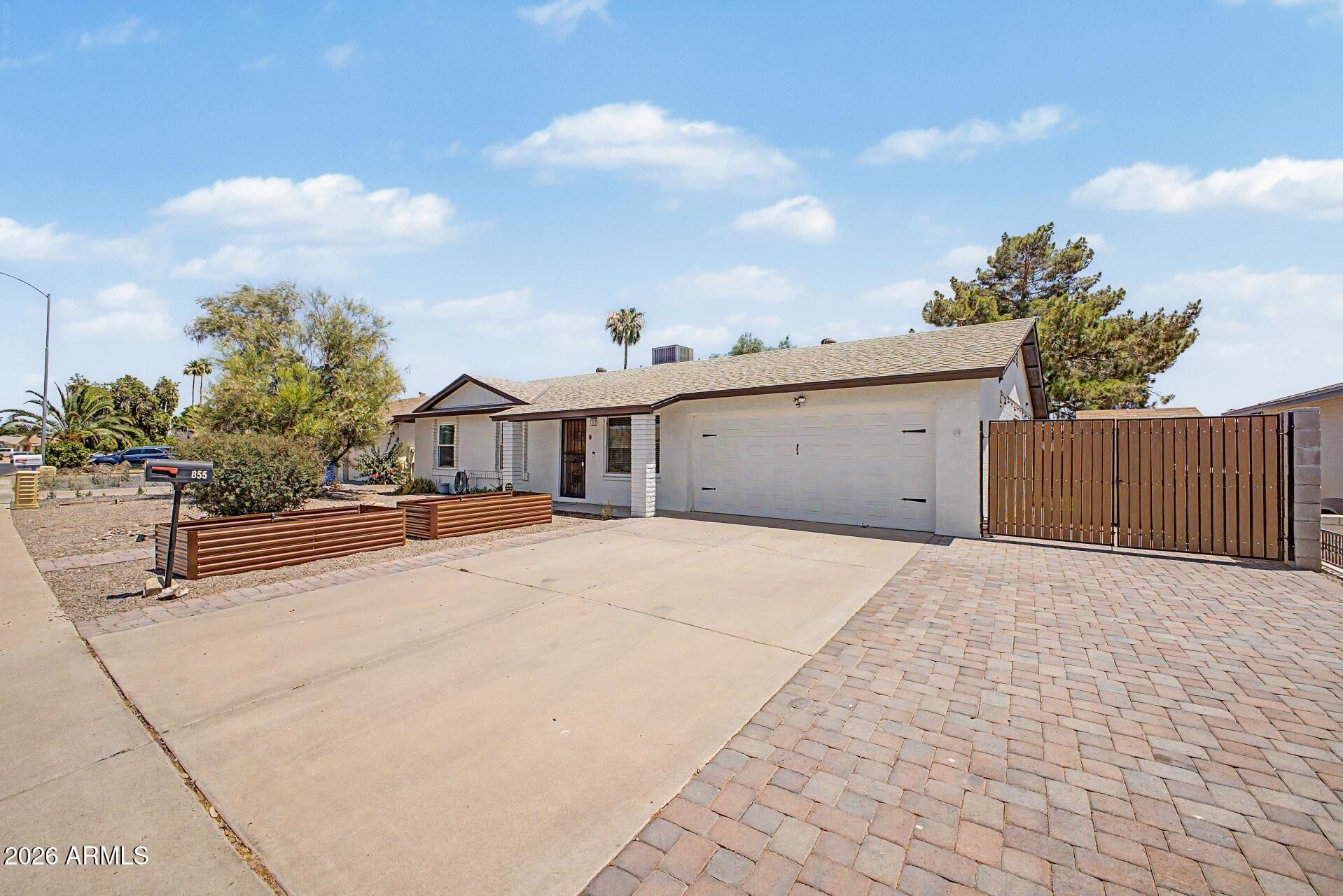 855 W LINDNER Avenue