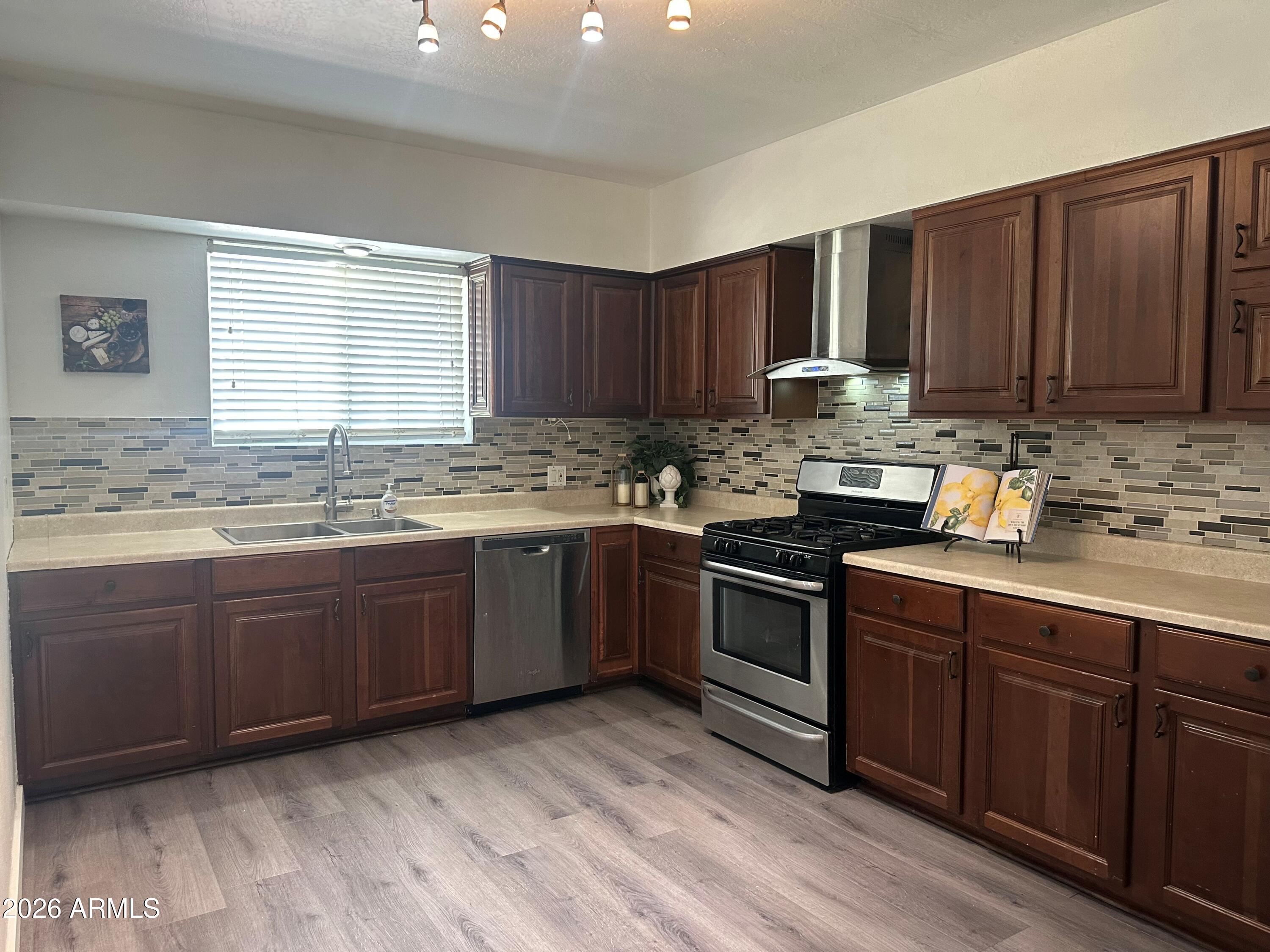 1111 E TURNEY Avenue 18