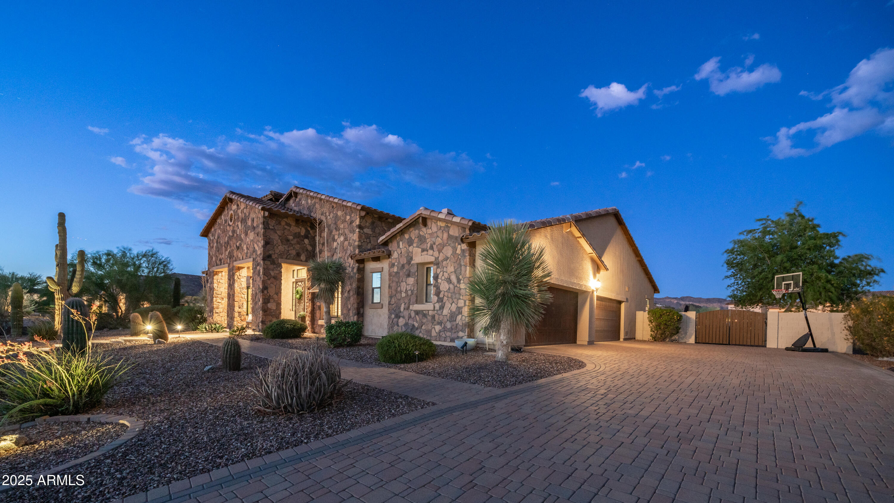 2255 N HILLRIDGE --